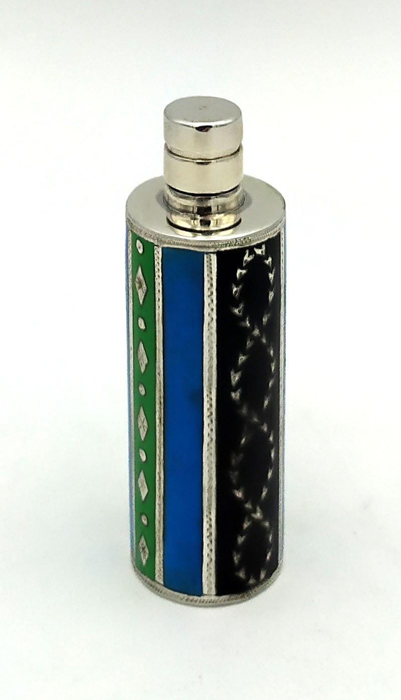 Zylindrischer Handtaschen-Parfümhalter aus 925/1000 Sterlingsilber mit Schraubverschluss und feiner manueller Gravur von Verzierungen im Art Deco-Stil, mit 3 Farben aus gebranntem Emaille. Durchmesser cm. 2 Gesamthöhe cm. 6.3, Gewicht gr. 37.