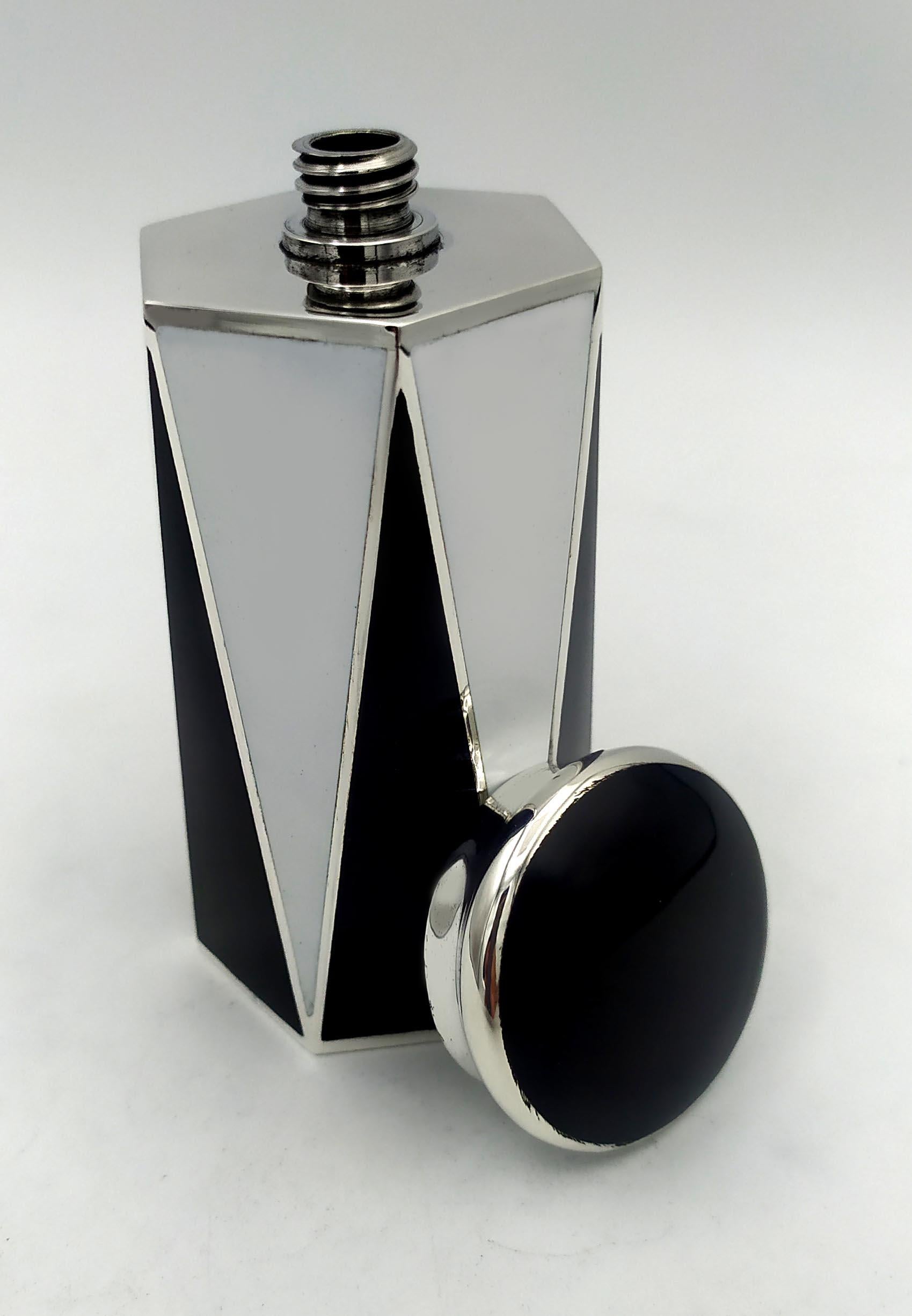 Hand-Carved Perfume Holder Black and White Art Deco style hexagonal base 925 Salimbeni For Sale