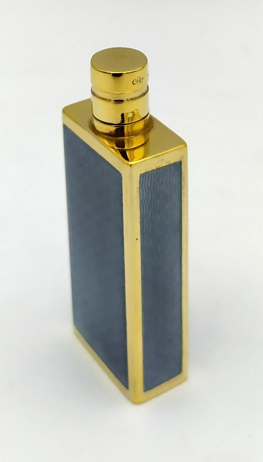 Parallelepipedischer Parfümhalter für Handtasche aus 925/1000 Sterlingsilber mit verschraubtem CAP mit transluzenter, gebrannter Emaille auf Guillochierung. Englischer Stil, frühe 1900er Jahre. Abmessungen cm. 2,5 x 1,2 Gesamthöhe cm. 6,3, Gewicht
