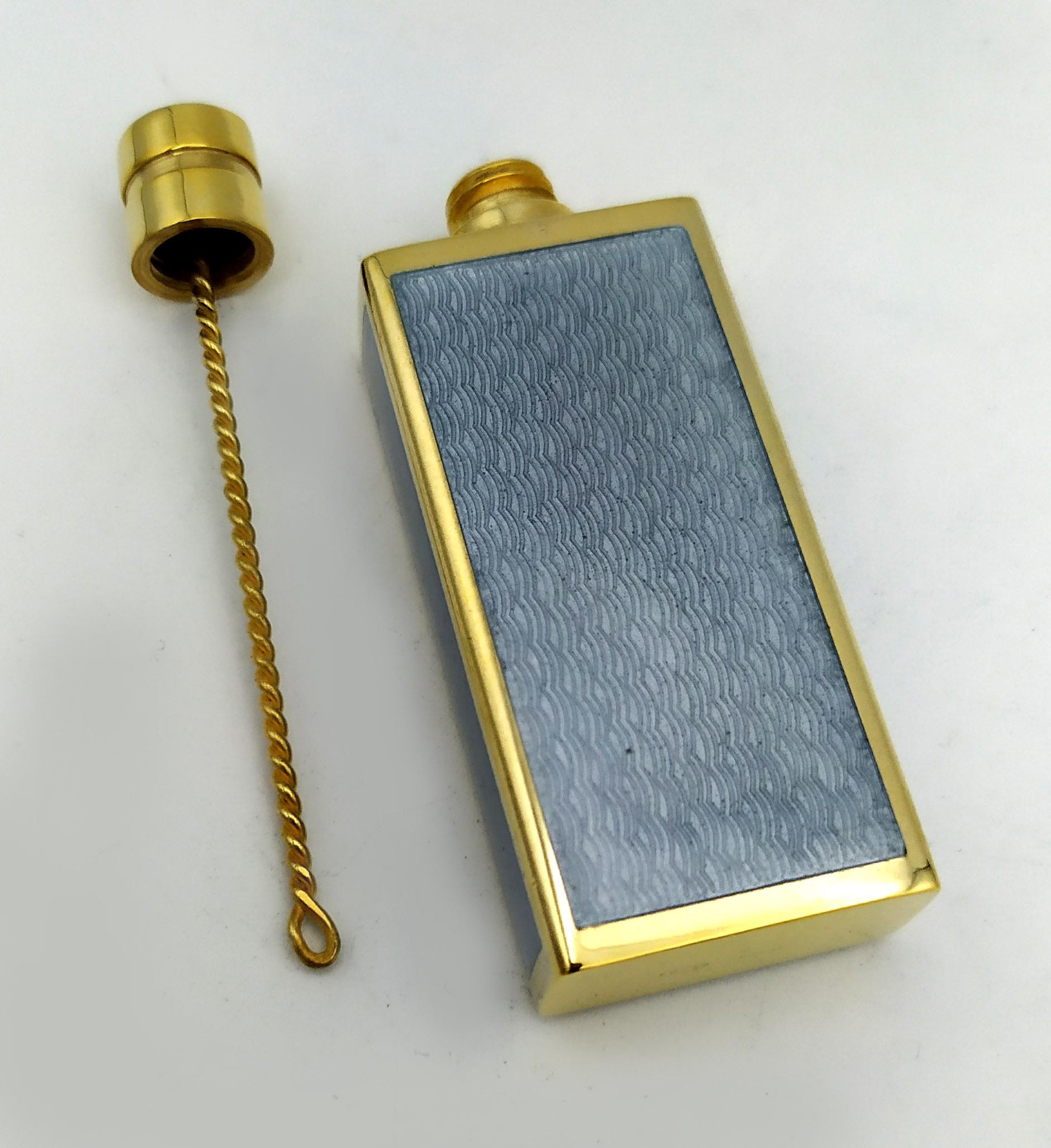Parfümhalter Perlengrau Farbe gebrannte Emaille auf guillochiertem Salimbeni. (Sterlingsilber) im Angebot