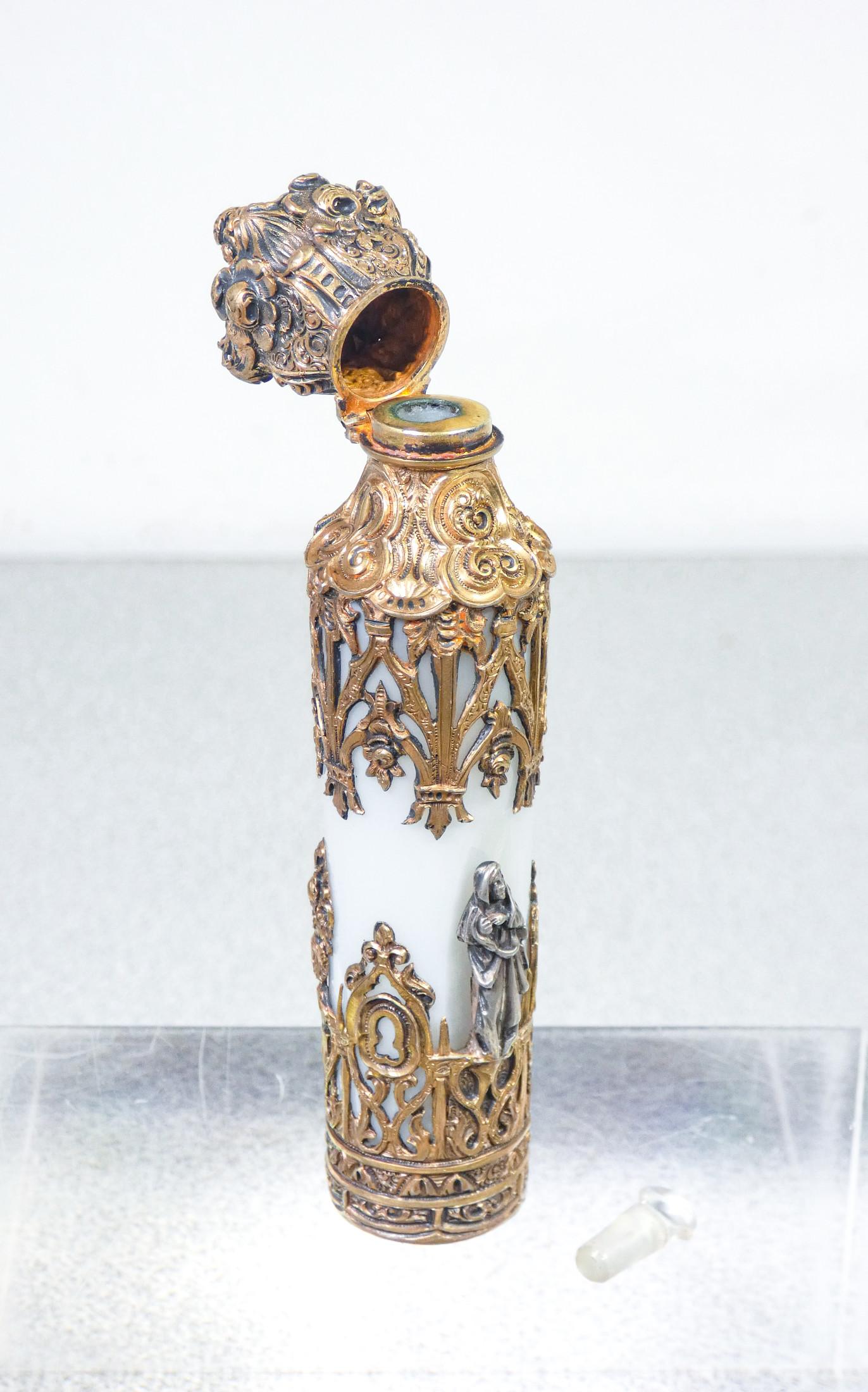 Perfume Holder Vial in Neo-Gothic Style, Vermeil Silver, Opaline Glass, 19th C For Sale 3