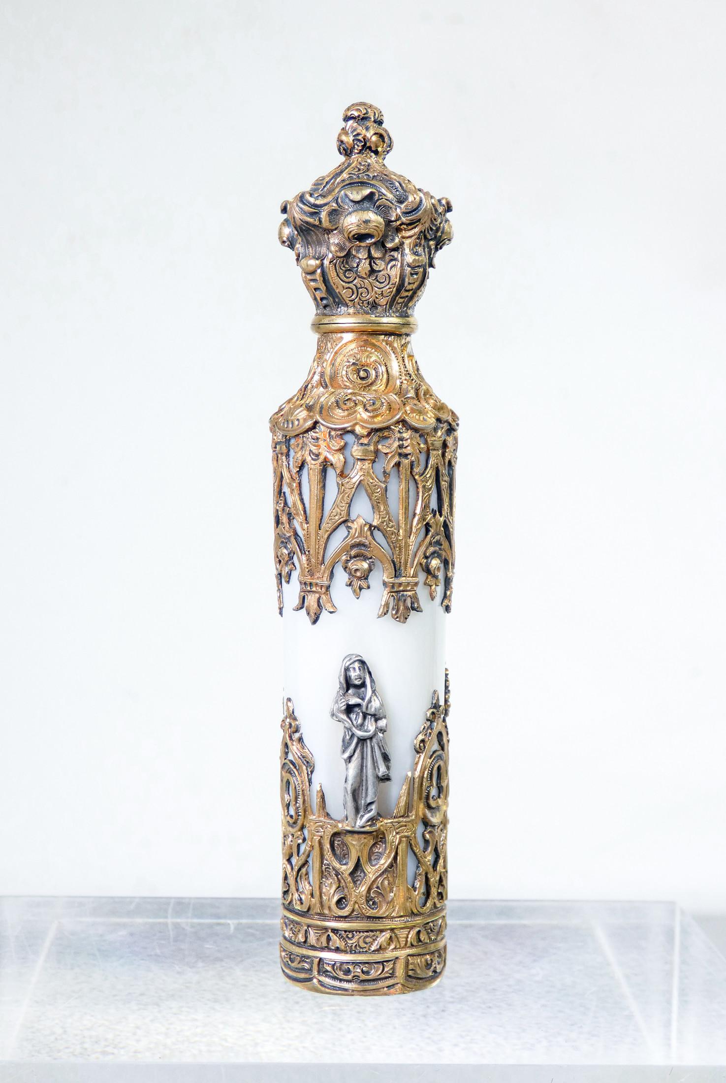 Fiala porta profumo
in stile neogotico.
Argento vermeil, vetro opalino

PERIODO
Inizio del XIX secolo

MATERIALI
Argento vermeil
e vetro opalino

DIMENSIONI
H. H. 12 cm
Ø 2,2 cm

CONDIZIONI
Perfetto. Valutare attraverso le foto