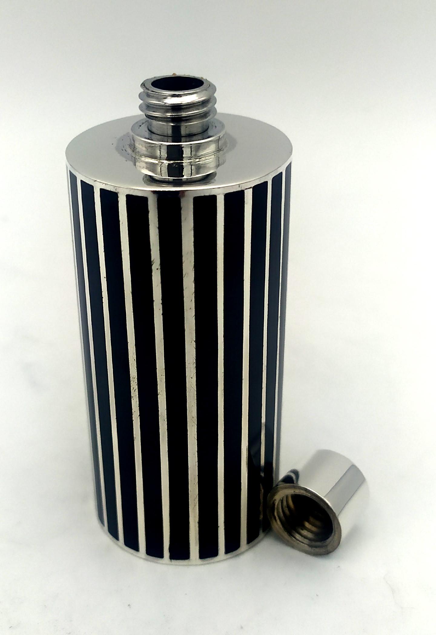 Der Parfümhalter mit schwarzen Streifen ist aus 925/1000 Sterlingsilber.
Parfümhalter mit schwarzen Streifen hat schwarze gebrannte Streifen emailliert.
Der Parfümhalter mit schwarzen Streifen hat einen Schraubverschluss.
Parfümhalter mit schwarzen