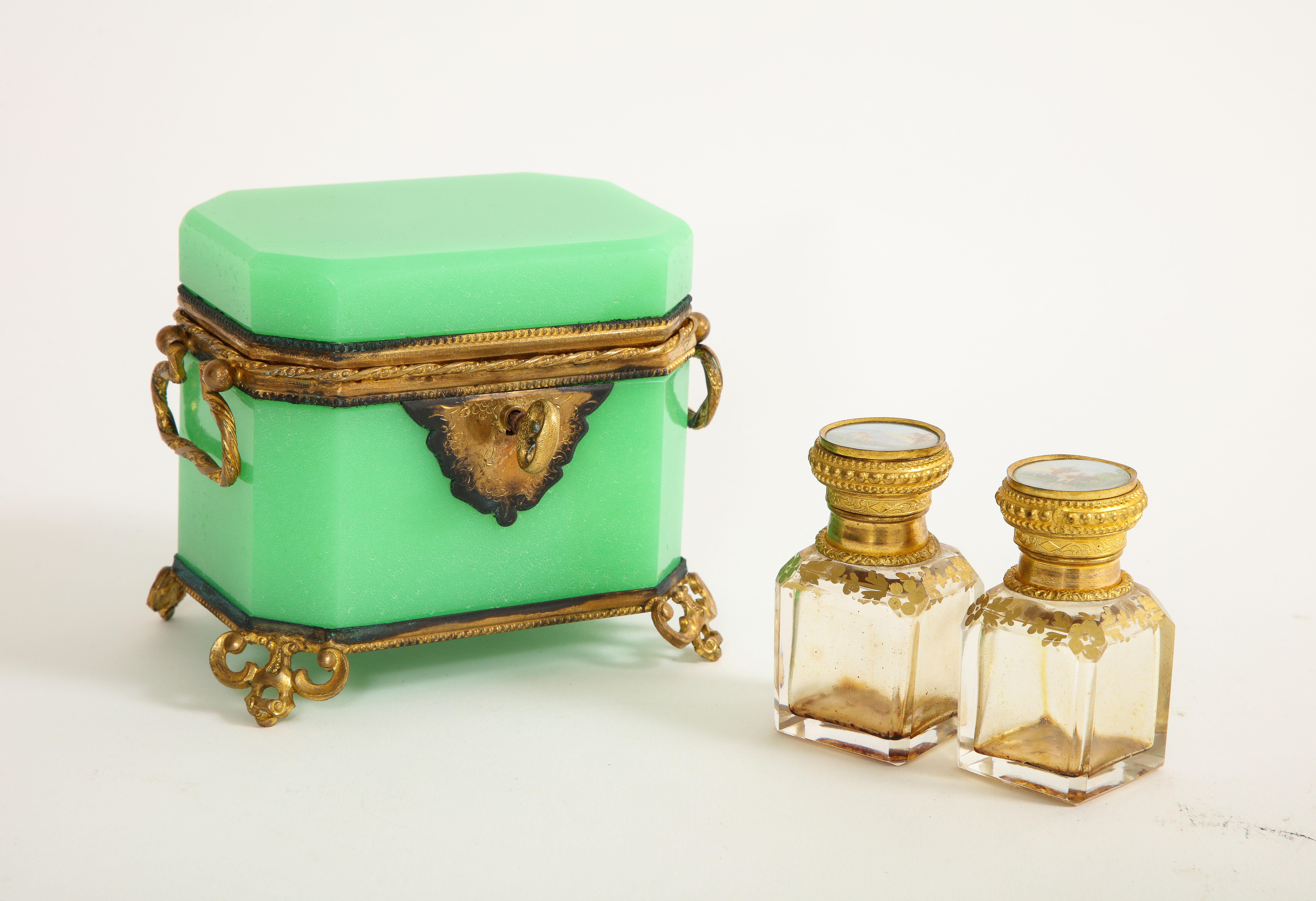 Perfumero Baccarat, Montado en Ormolu, Bronce Doré en venta 3