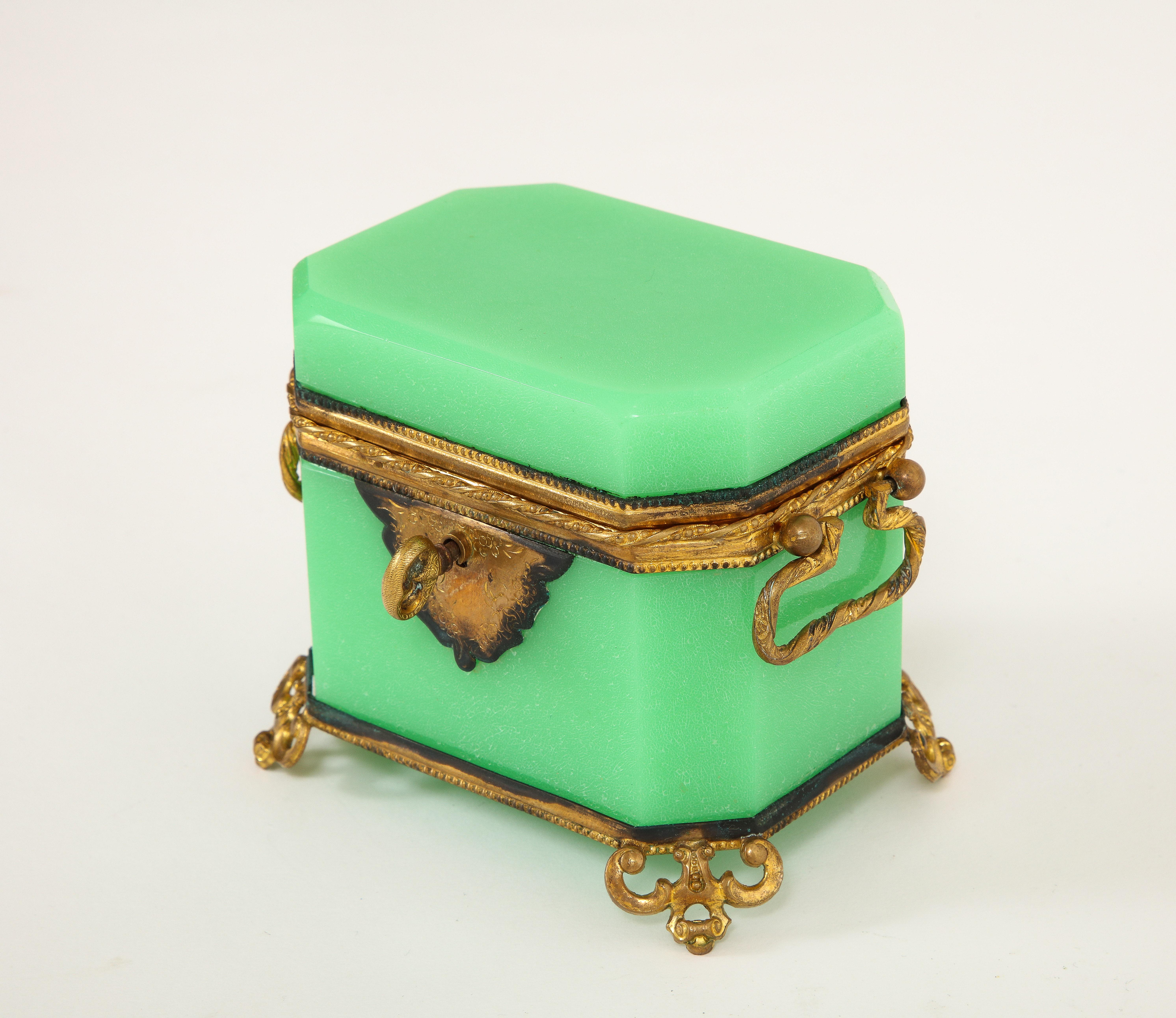 Perfumero Baccarat, Montado en Ormolu, Bronce Doré siglo XIX en venta