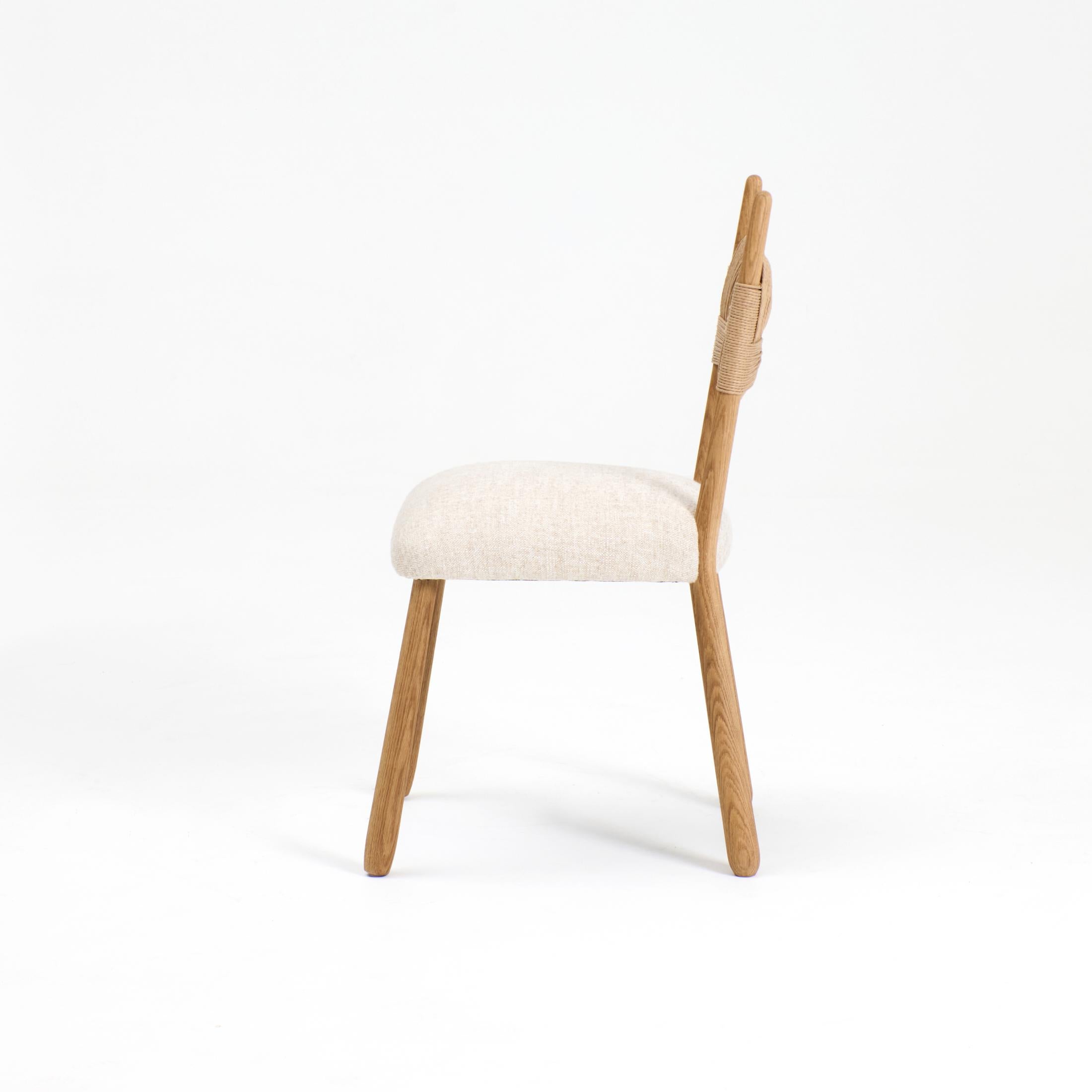 CHAISE PERICIA DINIG, conçue en 2025.

Un design intemporel avec un dossier de forme organique. Cette chaise est proposée avec deux options de dossier : Rembourré ou tissé en corde de papier. Fabriqué à la main dans le nord du Portugal. 
Pour voir