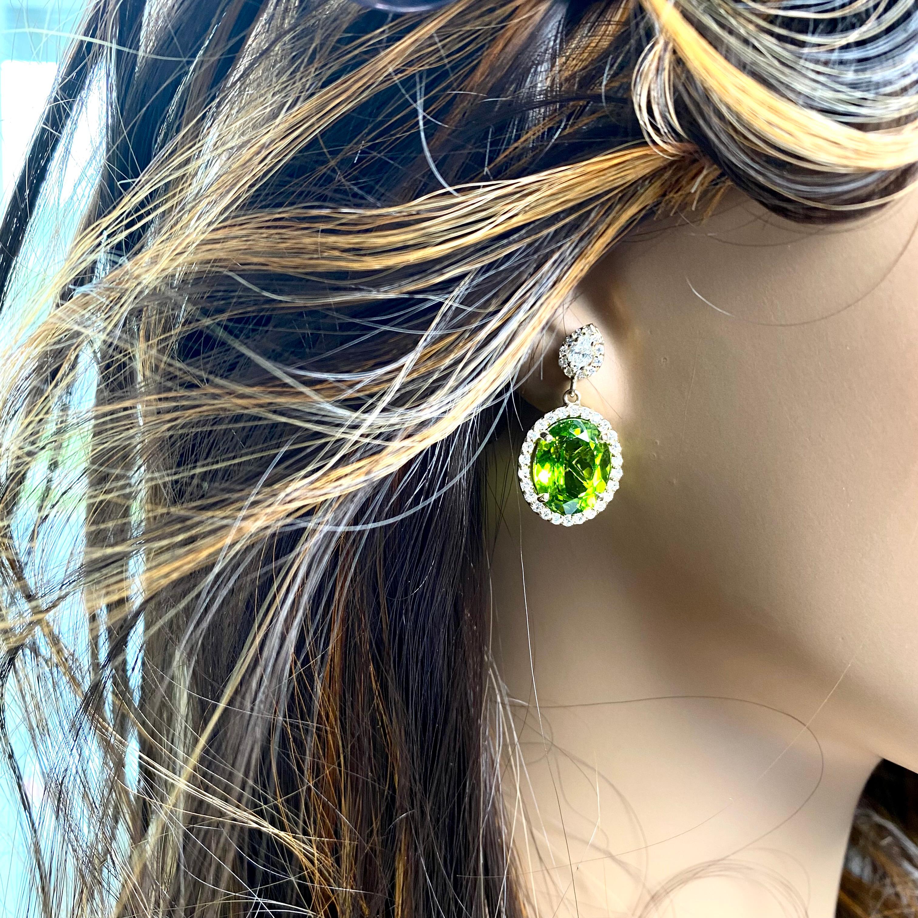 Wir präsentieren unser exquisites Paar Peridots 13.10 Carat Pear Diamonds Halo Setting 1.10 Inch Drop Earrings! Diese atemberaubenden Ohrringe verleihen jedem Outfit einen Hauch von Eleganz und Raffinesse.
Die mit viel Liebe zum Detail gefertigten