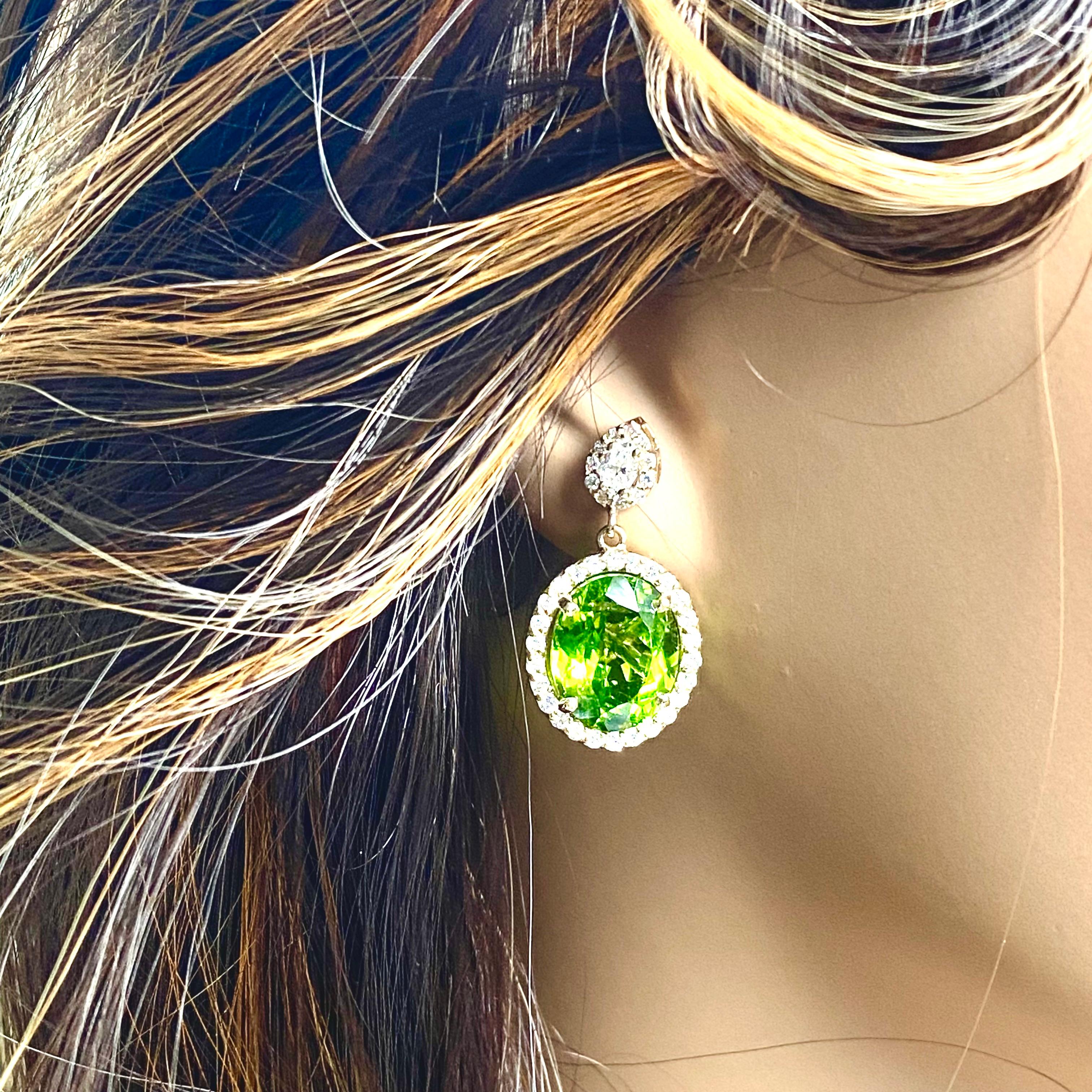 Peridot 13,10 Karat birnenförmige Diamanten 1,75 Karat Halo 1,10 Zoll lange Goldohrringe im Angebot 3