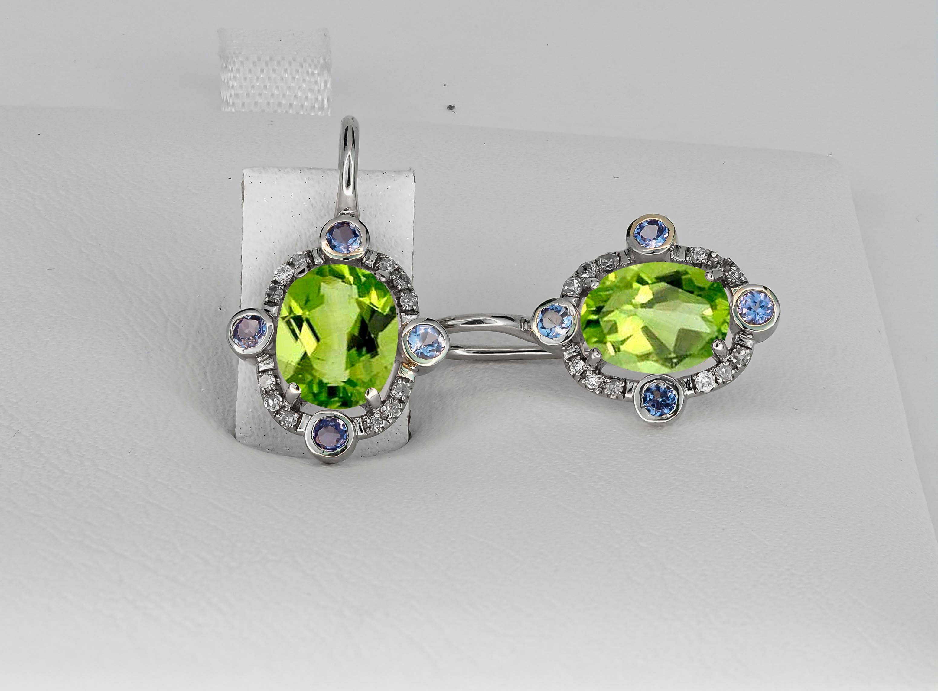 Peridot 14k gold drop earrings. In New Condition For Sale In Istanbul, TR