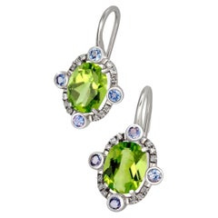 Boucles d'oreilles pendantes en or 14k avec péridot.