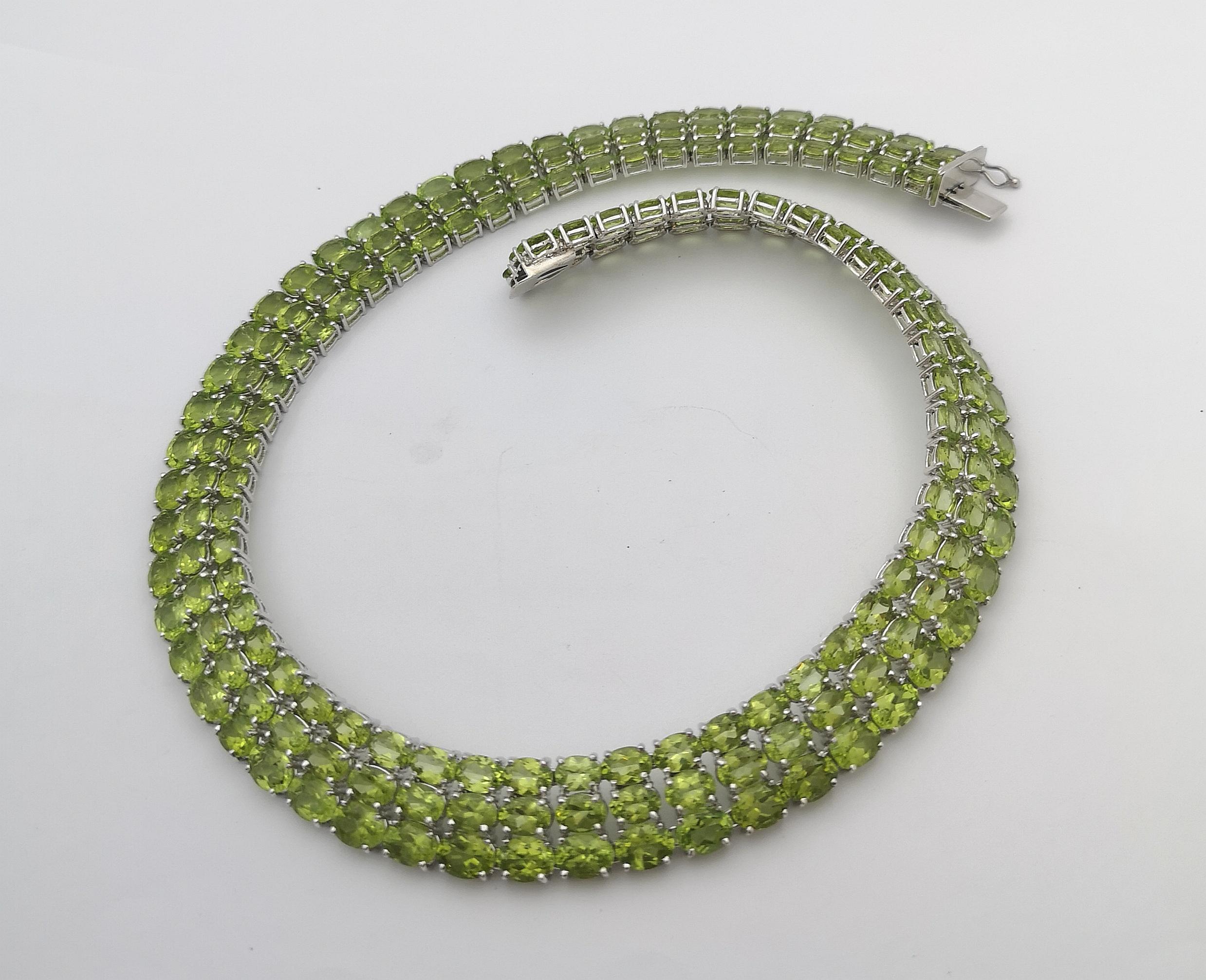 Peridot 175.10 carats Necklace set in Silver Settings For Sale 6