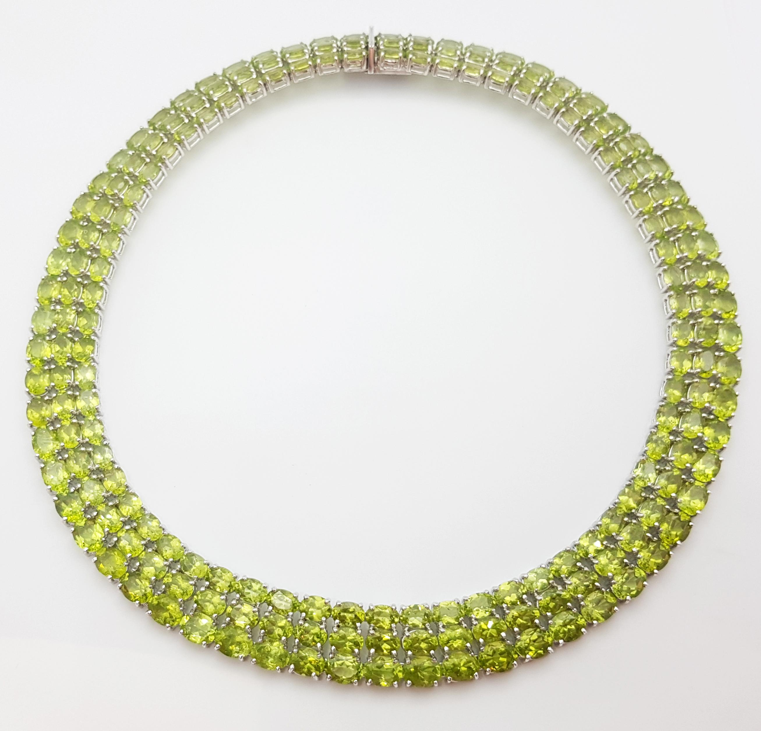 Contemporary Peridot 175.10 carats Necklace set in Silver Settings For Sale