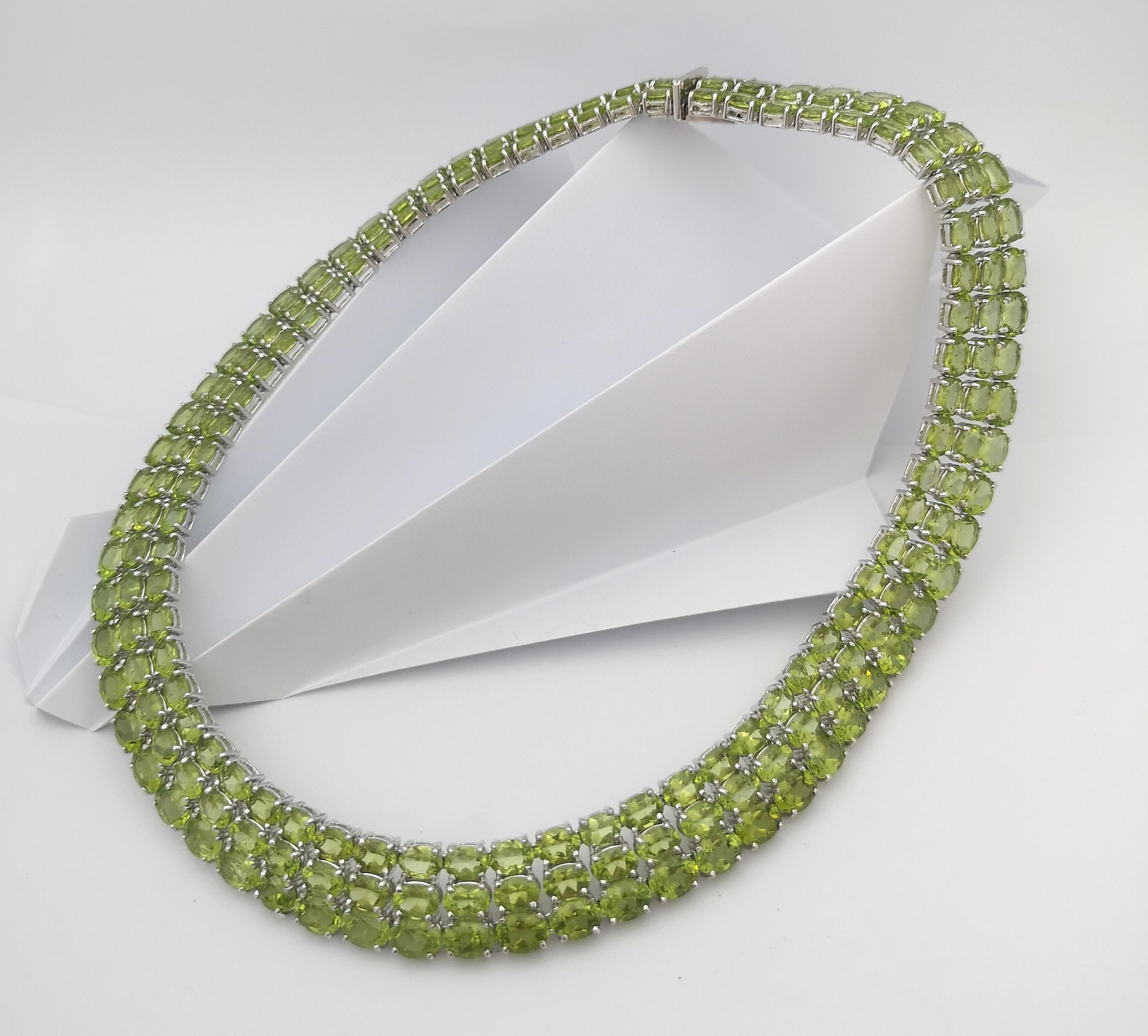 Oval Cut Peridot 175.10 carats Necklace set in Silver Settings For Sale