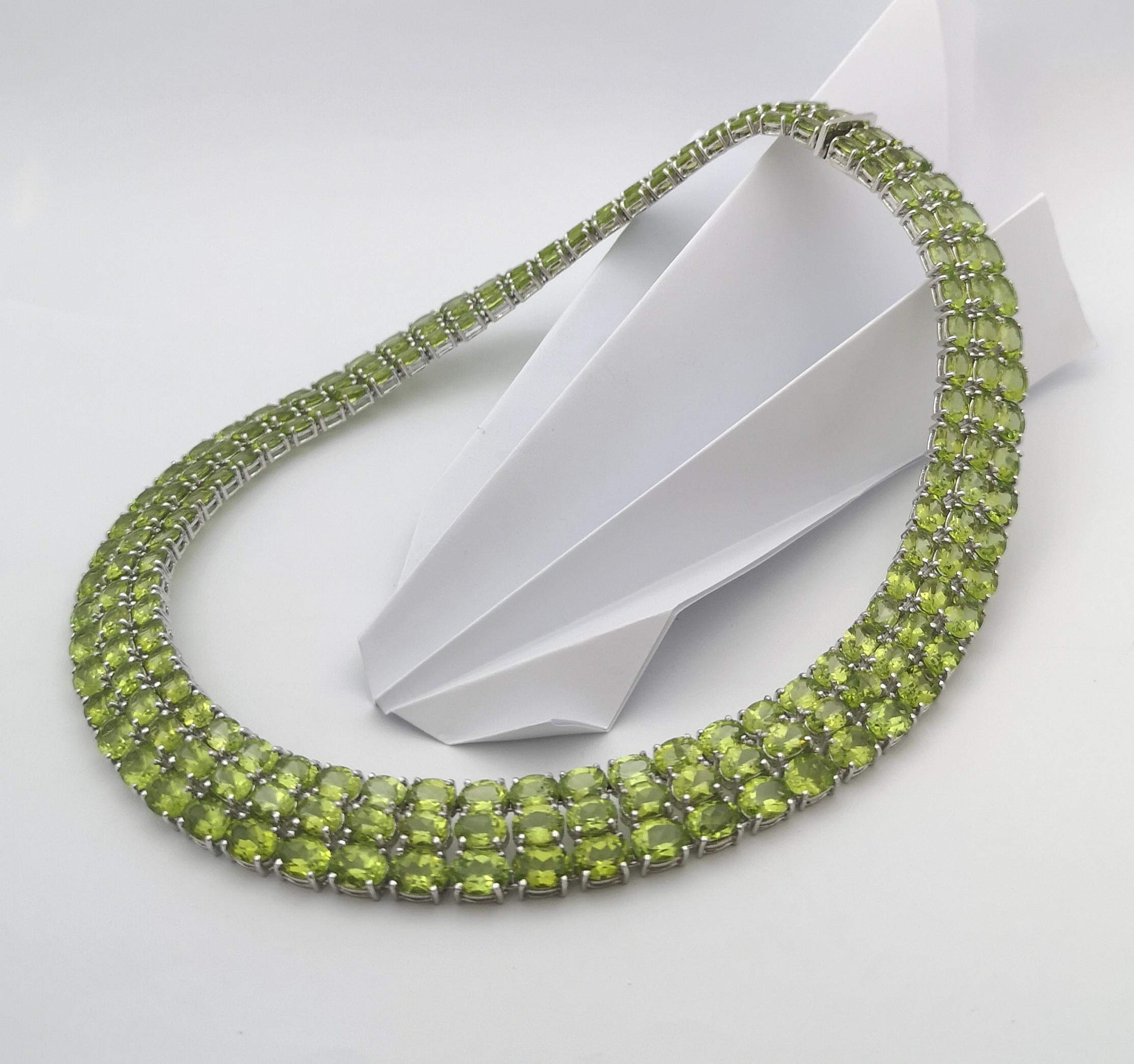 Women's or Men's Peridot 175.10 carats Necklace set in Silver Settings For Sale