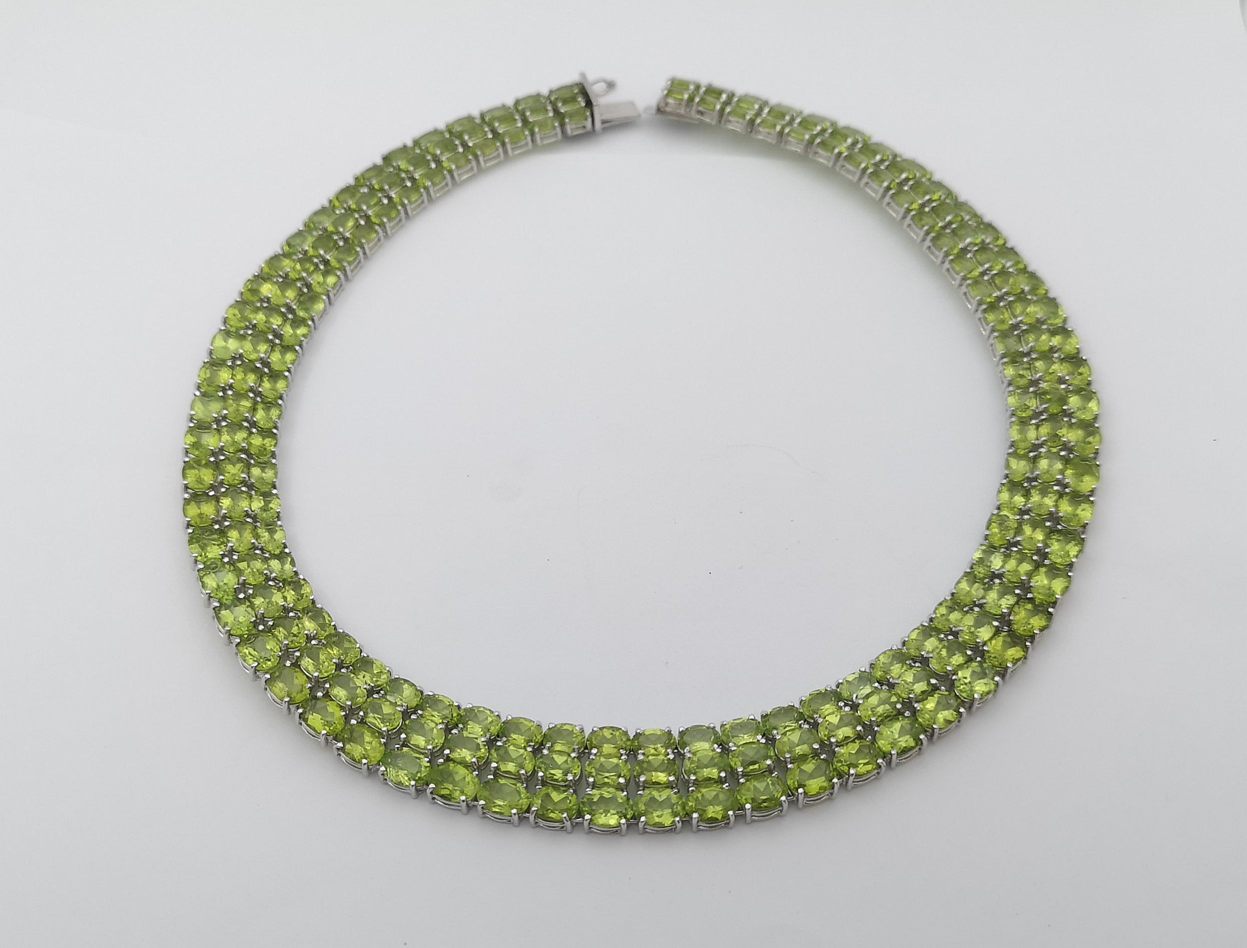 Peridot 175.10 carats Necklace set in Silver Settings For Sale 3