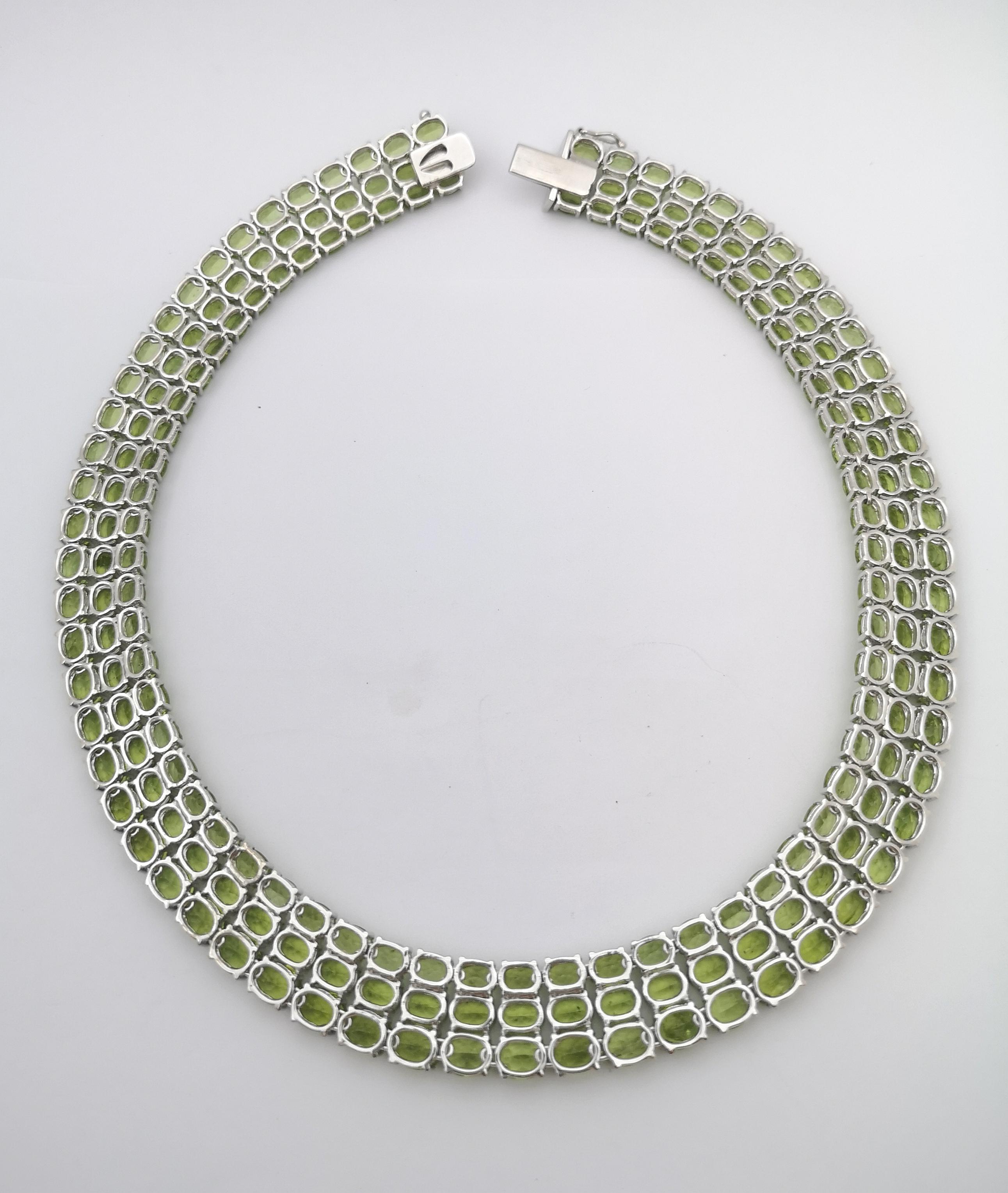 Peridot 175.10 carats Necklace set in Silver Settings For Sale 4