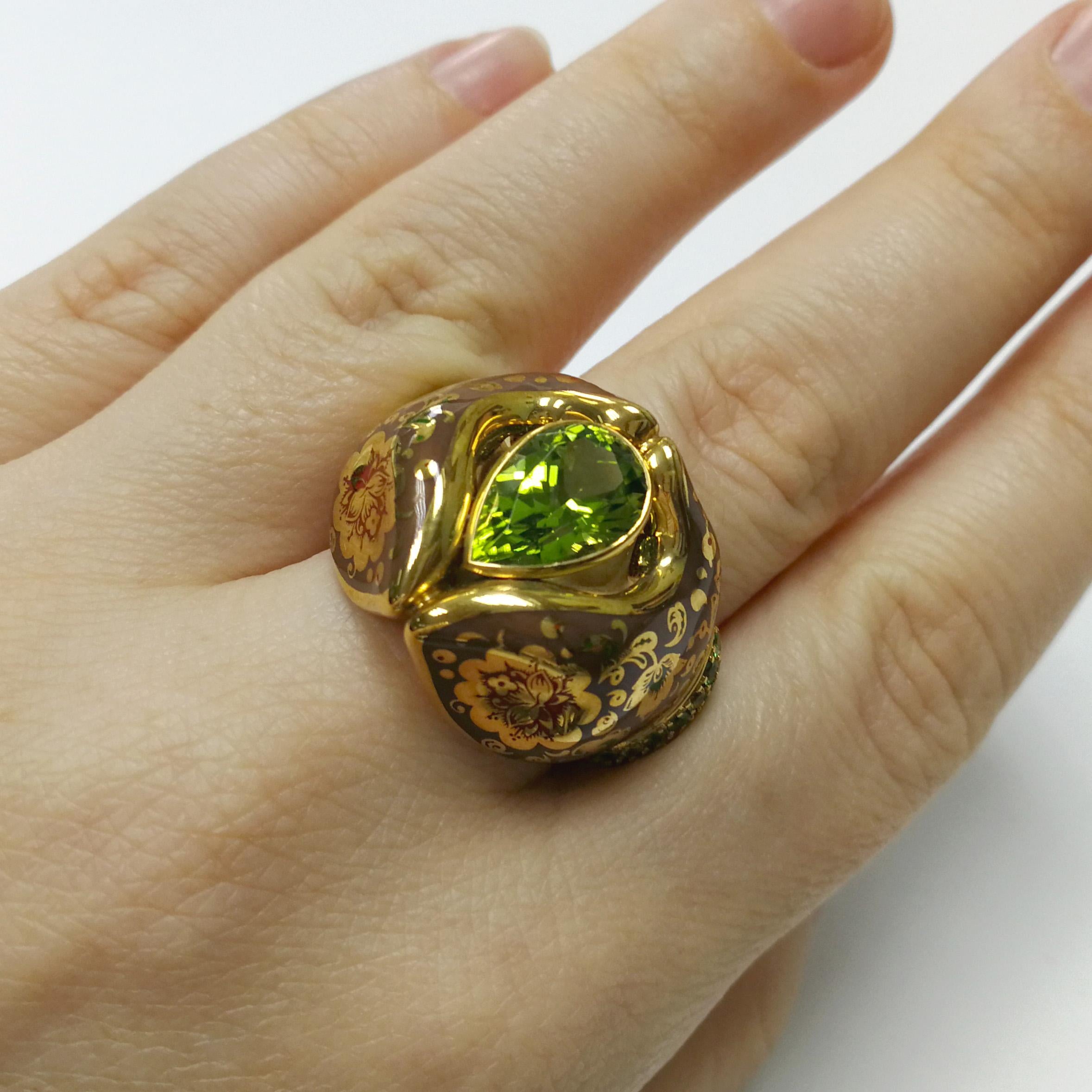 Peridot 3.27 Carat Tsavorite Sapphire 18 Karat Yellow Gold Mitten Ring For Sale 3
