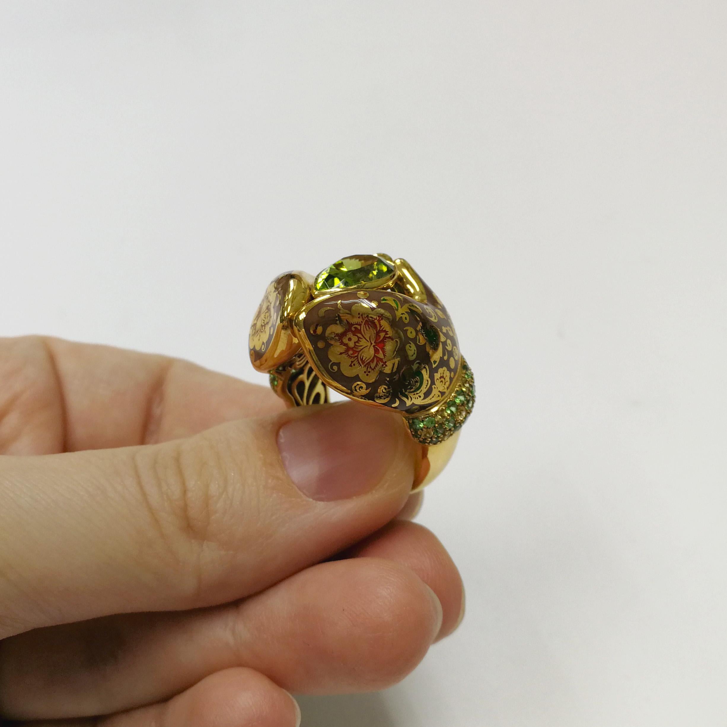 Peridot 3.27 Carat Tsavorite Sapphire 18 Karat Yellow Gold Mitten Ring In New Condition In Bangkok, TH