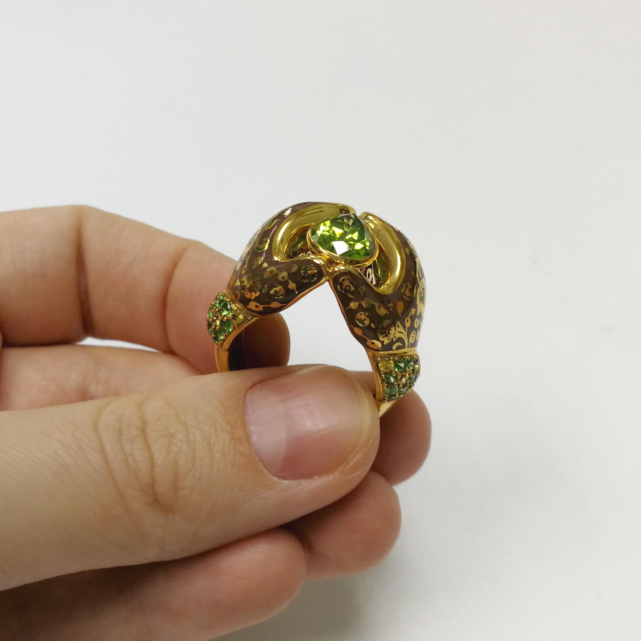 Peridot 3.27 Carat Tsavorite Sapphire 18 Karat Yellow Gold Mitten Ring For Sale 2