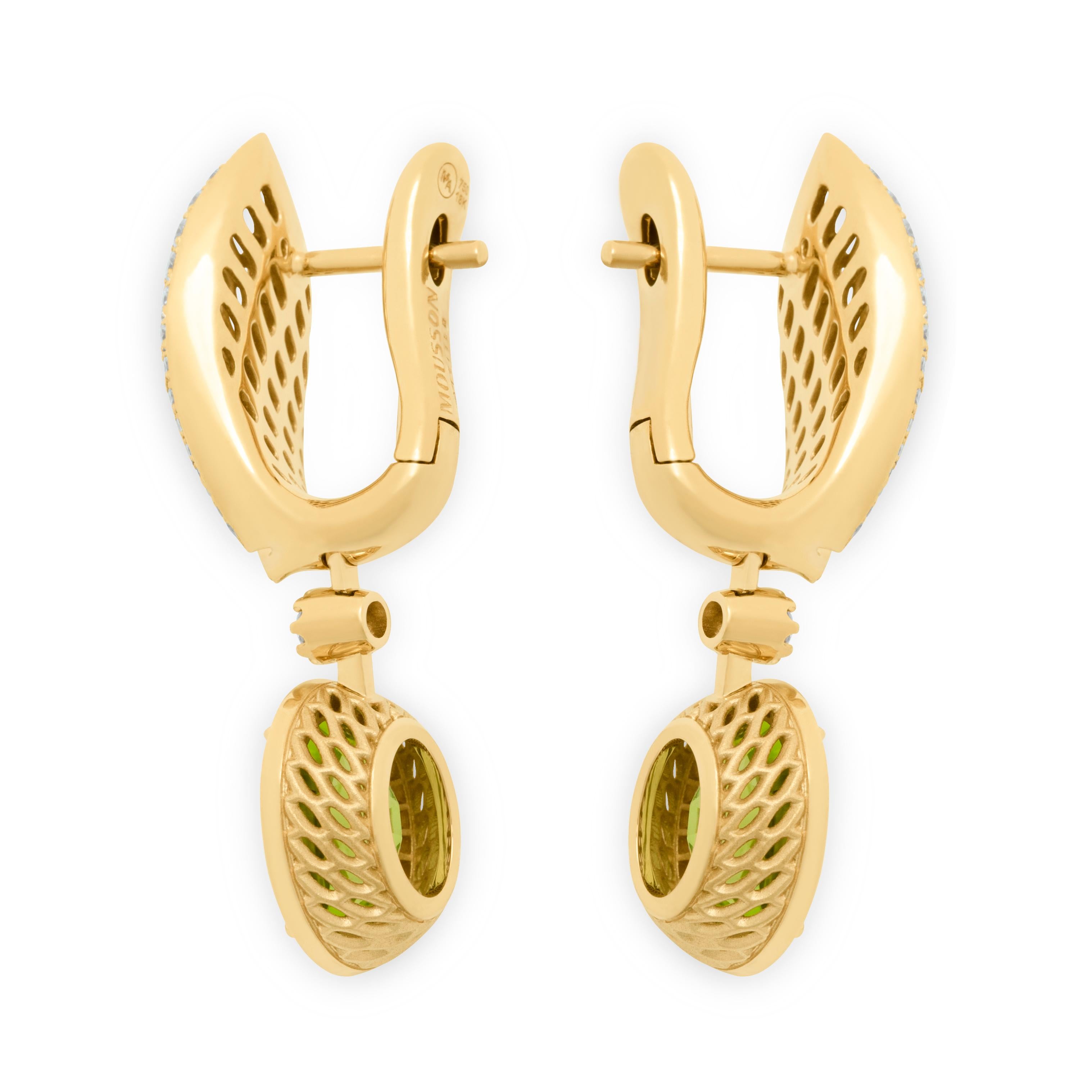 18 Karat Gelbgold-Ohrringe mit Peridot 4,03 Karat Diamanten, neu
Wir haben eine Serie von neuen Ohrringen mit der gleichen IDEA, aber mit anderen Details veröffentlicht. Wir präsentieren Ohrringe aus 18 Karat Gelbgold, die in Verbindung mit zwei