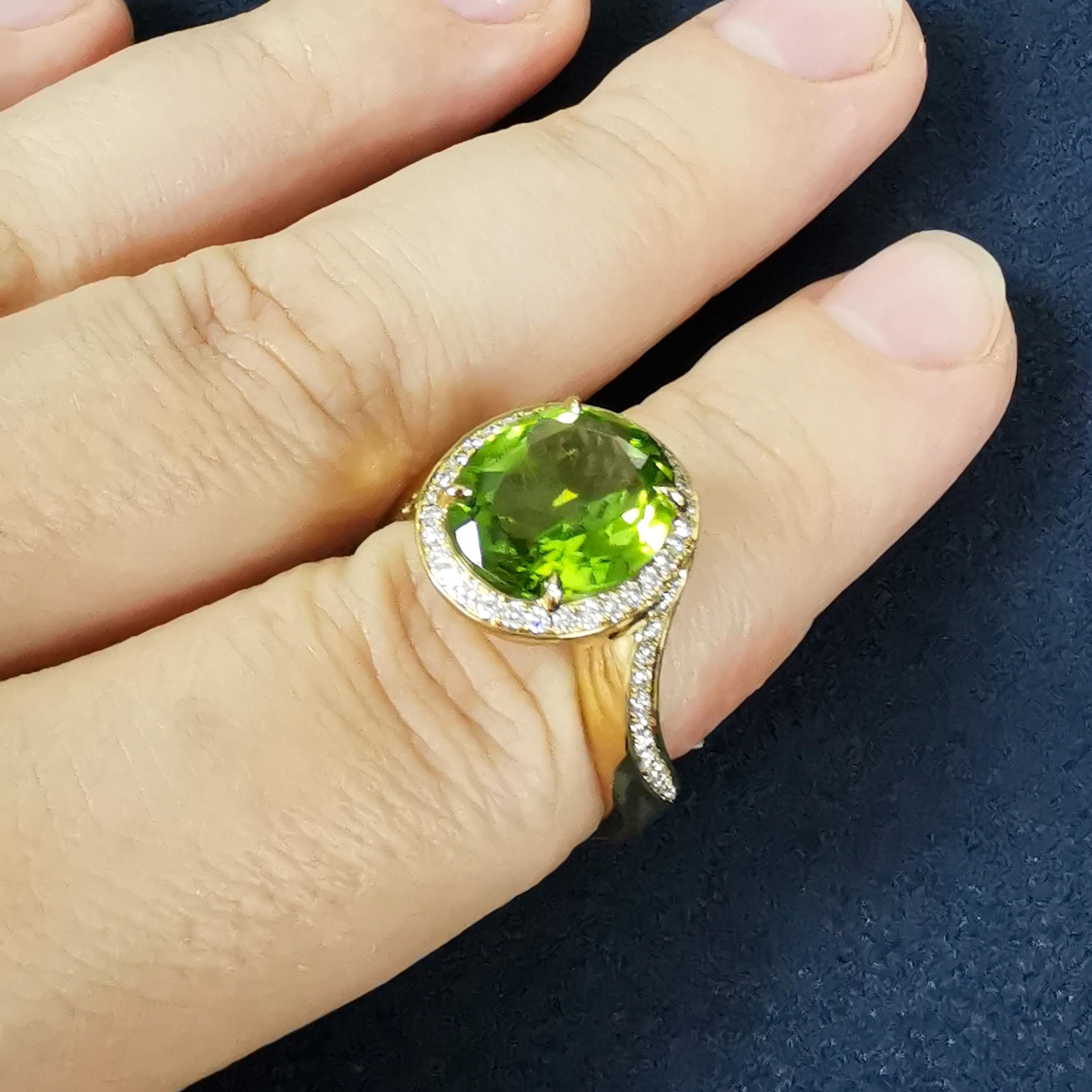 Neuer klassischer Ring mit Peridot und 4,82 Karat Diamanten aus 18 Karat Gelbgold im Angebot 4