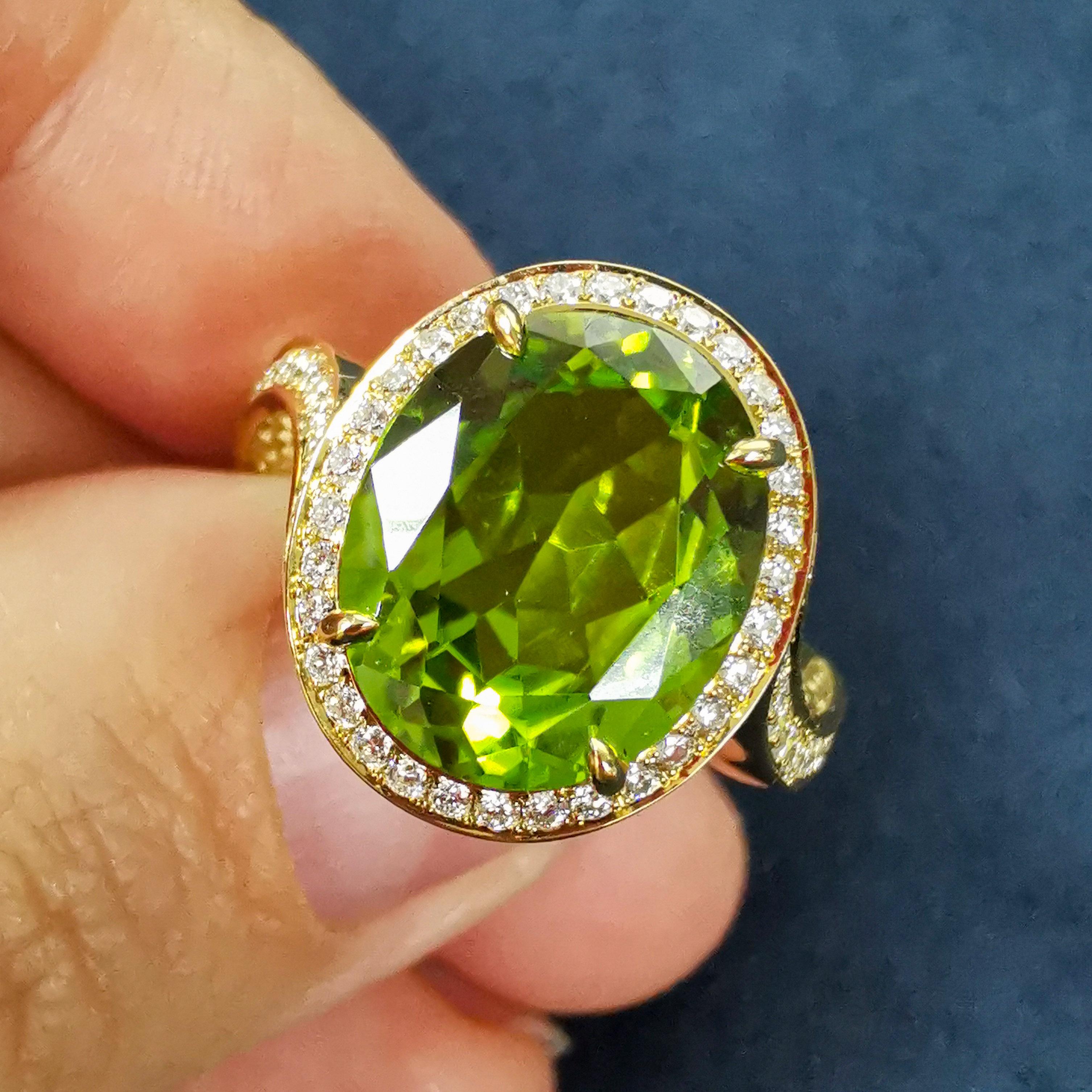 Neuer klassischer Ring mit Peridot und 4,82 Karat Diamanten aus 18 Karat Gelbgold (Zeitgenössisch) im Angebot
