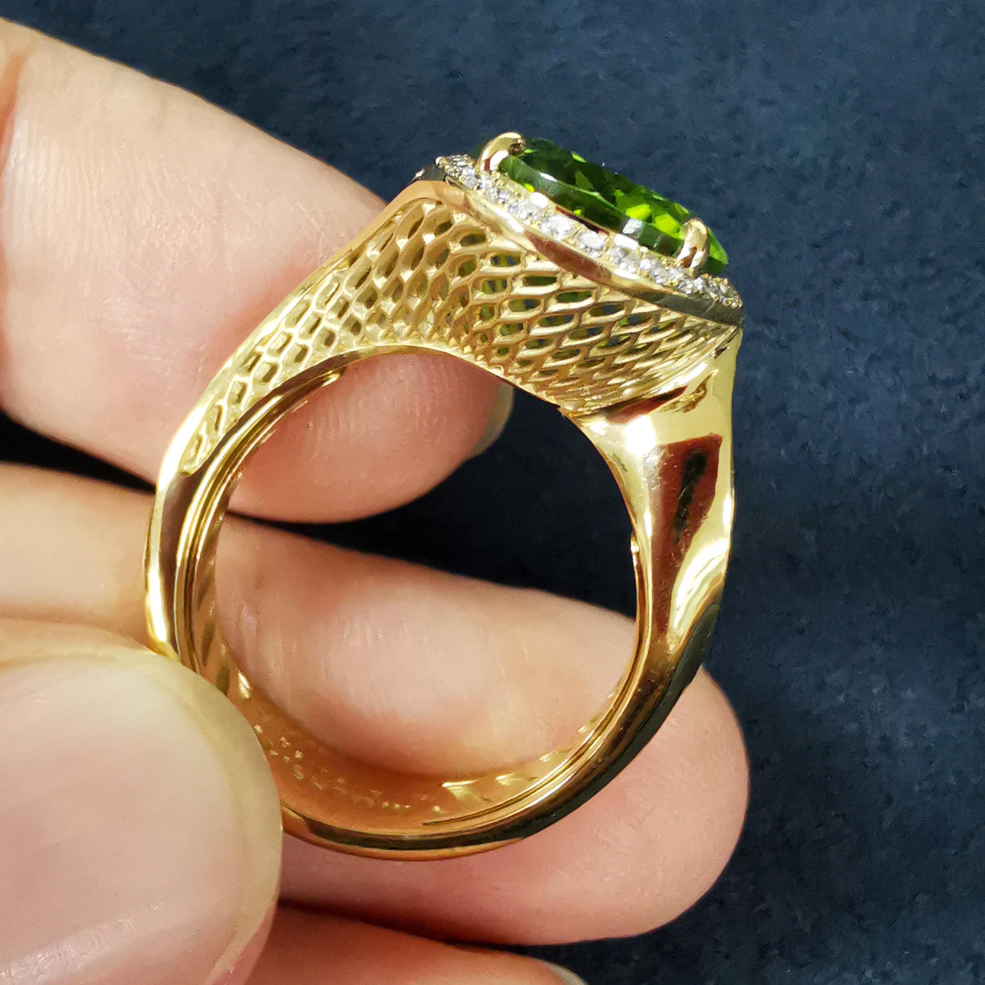 Neuer klassischer Ring mit Peridot und 4,82 Karat Diamanten aus 18 Karat Gelbgold (Ovalschliff) im Angebot