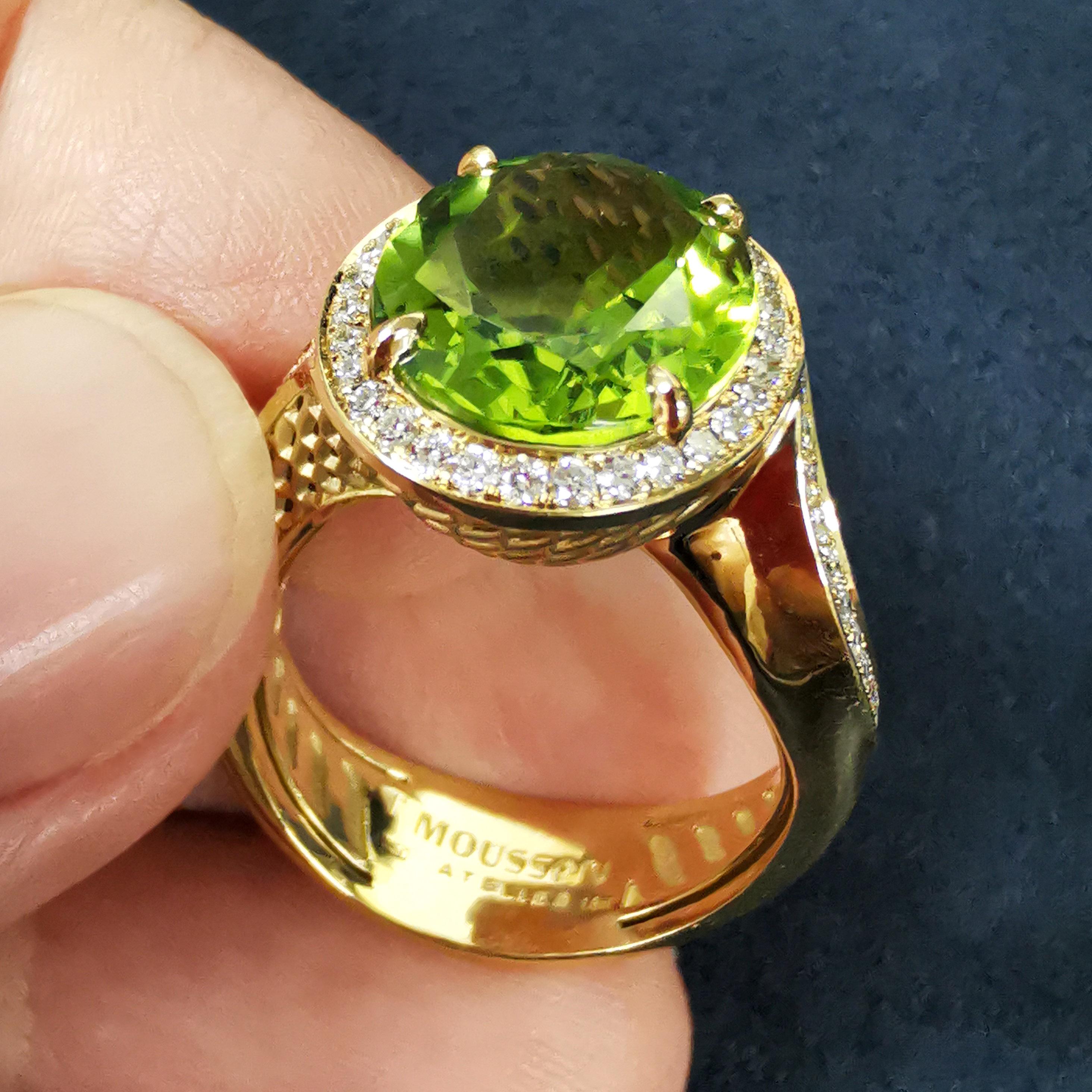 Neuer klassischer Ring mit Peridot und 4,82 Karat Diamanten aus 18 Karat Gelbgold im Zustand „Neu“ im Angebot in Bangkok, TH