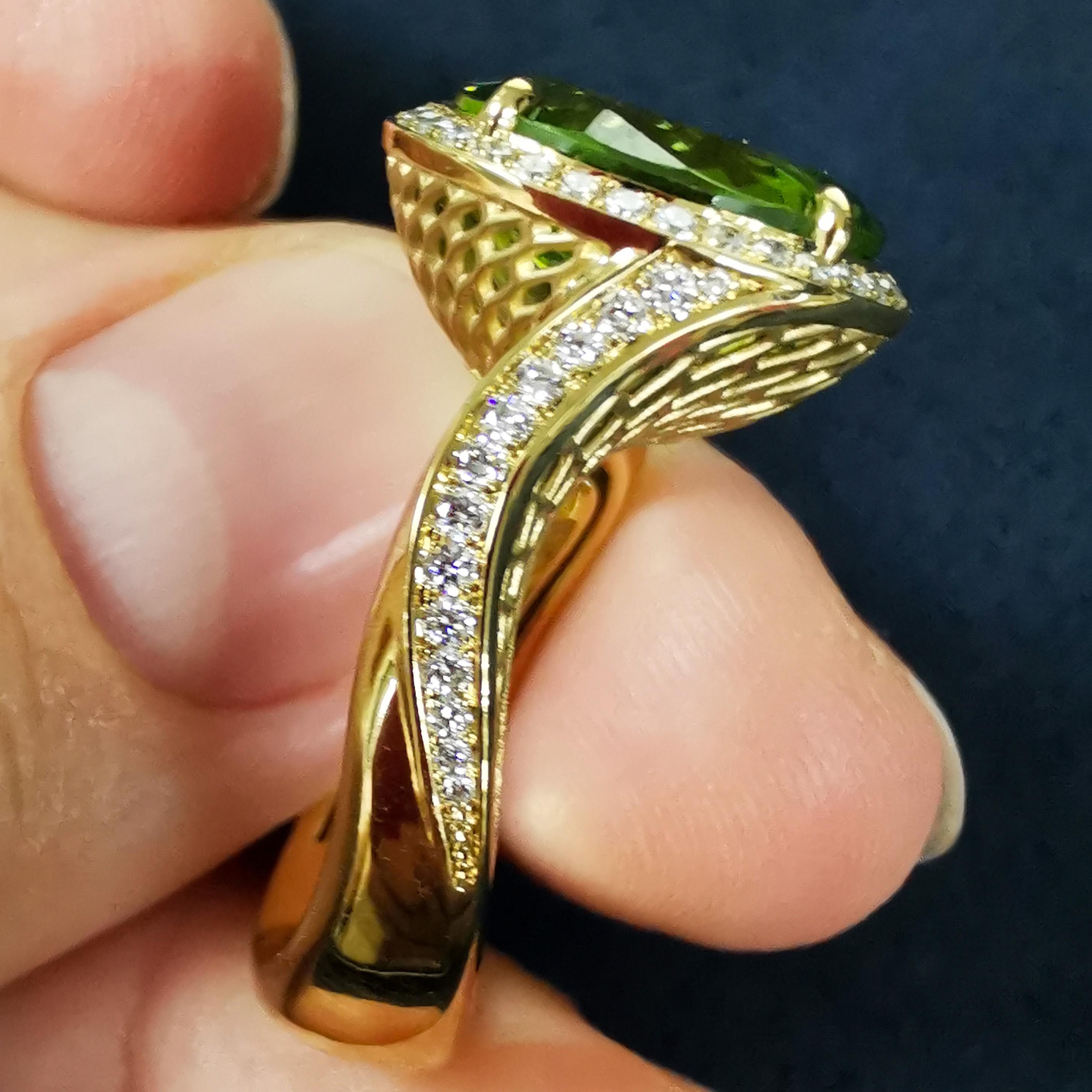 Women's Peridot 4.82 Carat Diamonds 18 Karat Yellow Gold New Classic Ring For Sale