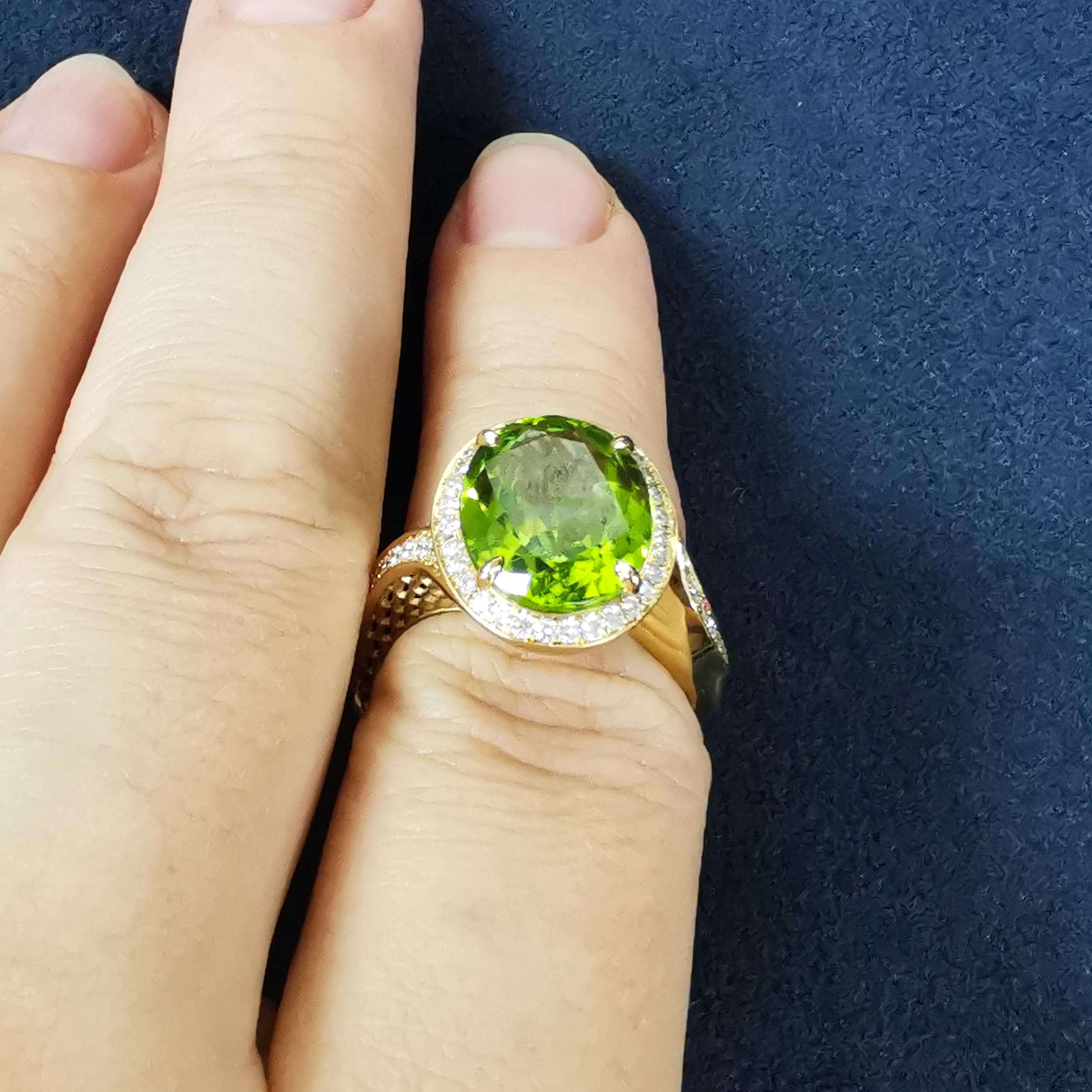 Neuer klassischer Ring mit Peridot und 4,82 Karat Diamanten aus 18 Karat Gelbgold im Angebot 2