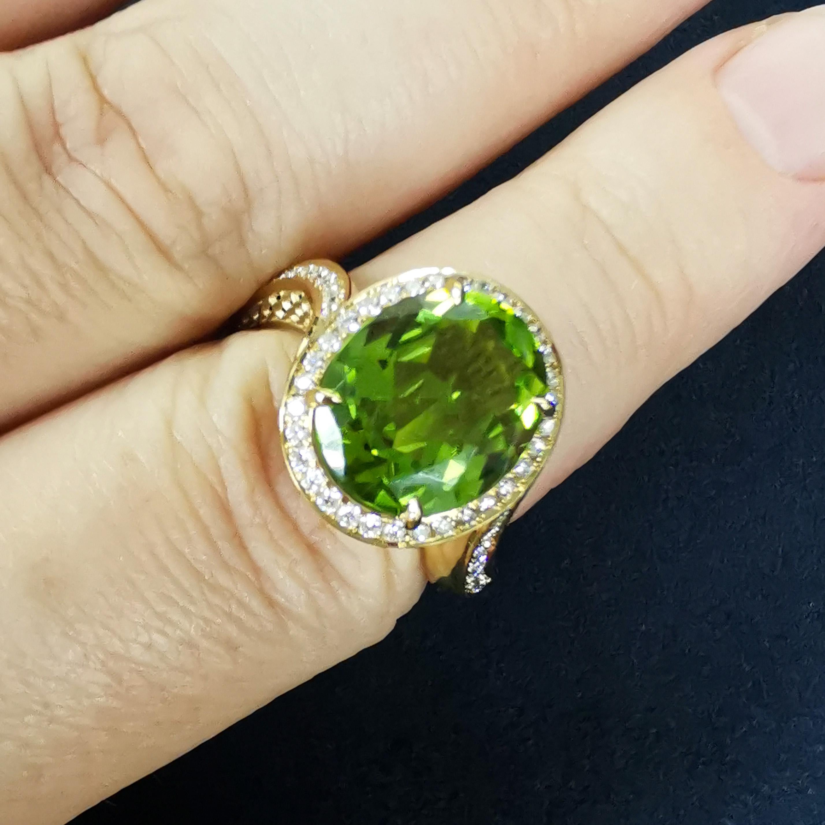 Neuer klassischer Ring mit Peridot und 4,82 Karat Diamanten aus 18 Karat Gelbgold im Angebot 3