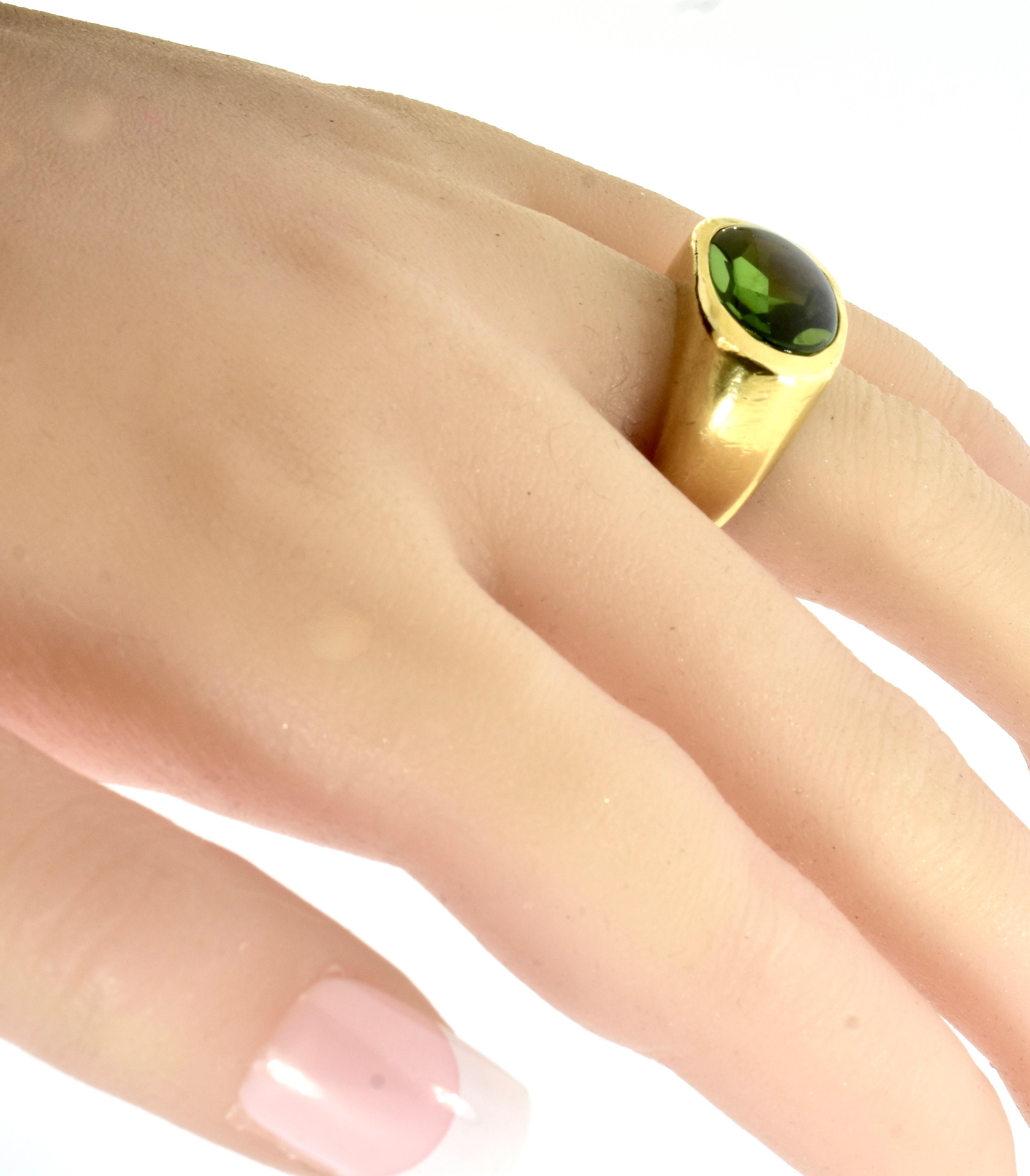 Peridot 8 Karat, sehr feine Qualität in einem 18 Karat Gelbgold Vintage-Ring gefasst (Cabochon)