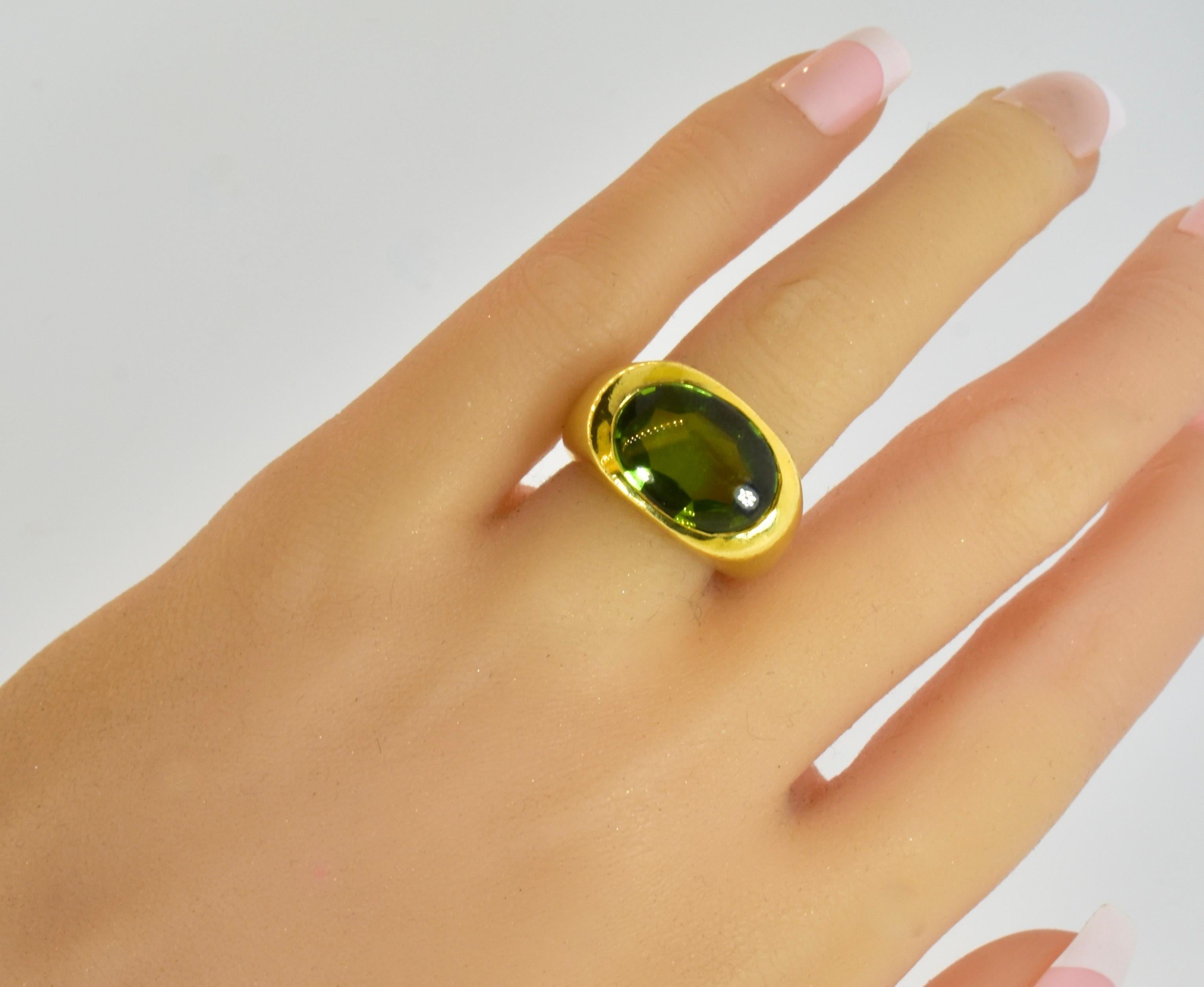  Peridot 8 cts., Very Fine Quality set in an 18K Yellow Gold Vintage Ring In Excellent Condition For Sale In Aspen, CO