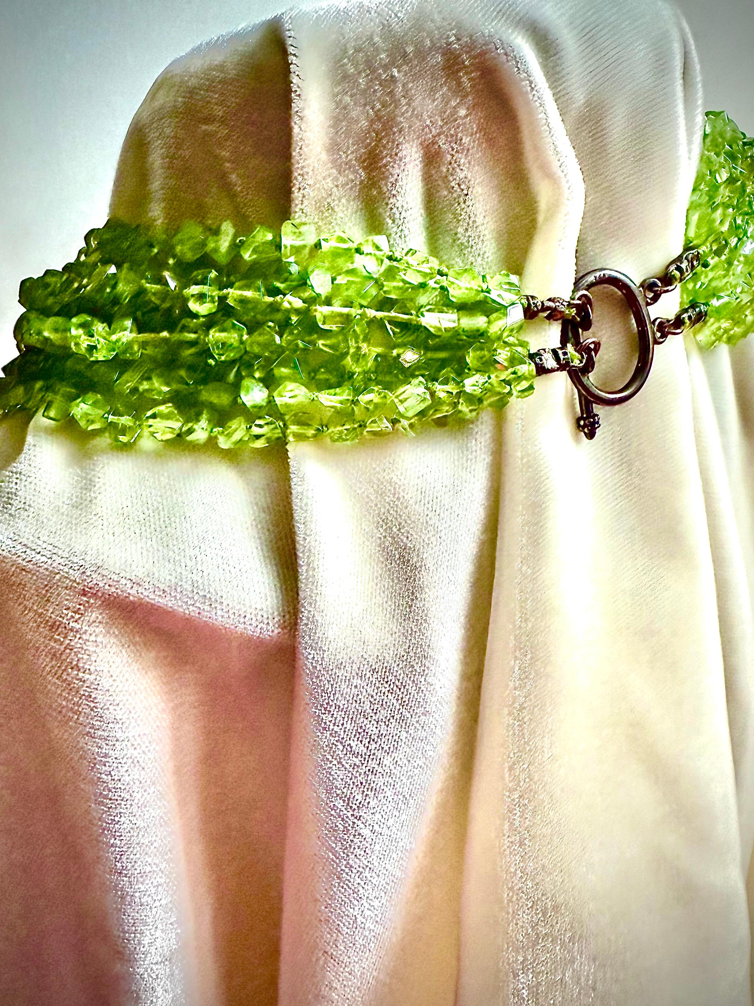 Collana a 8 fili di peridoto con chiusura a gancio e occhiello in argento sterling patinato in vendita 4
