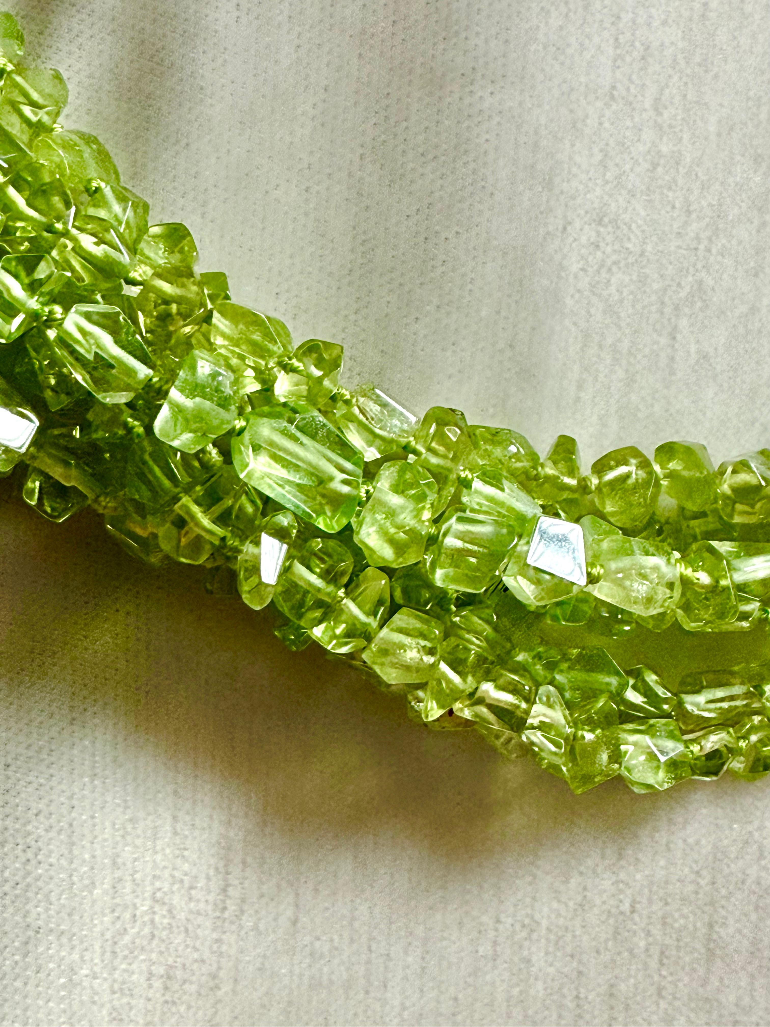Collana a 8 fili di peridoto con chiusura a gancio e occhiello in argento sterling patinato in vendita 5