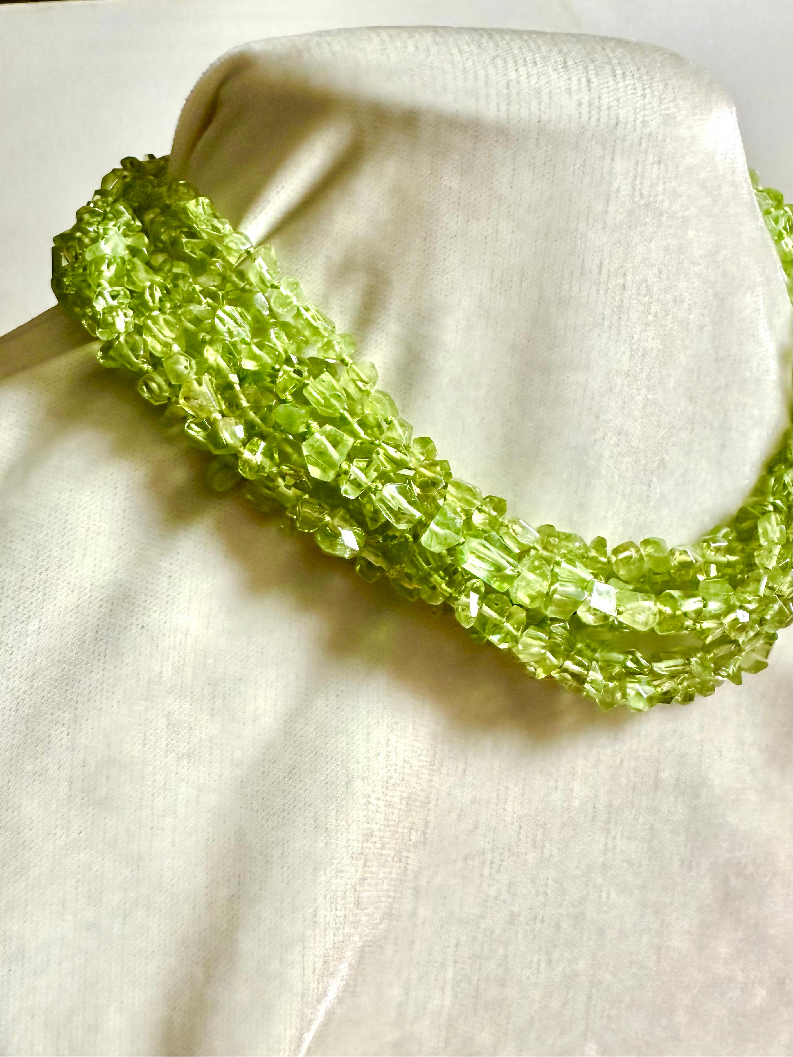 Donna Collana a 8 fili di peridoto con chiusura a gancio e occhiello in argento sterling patinato in vendita