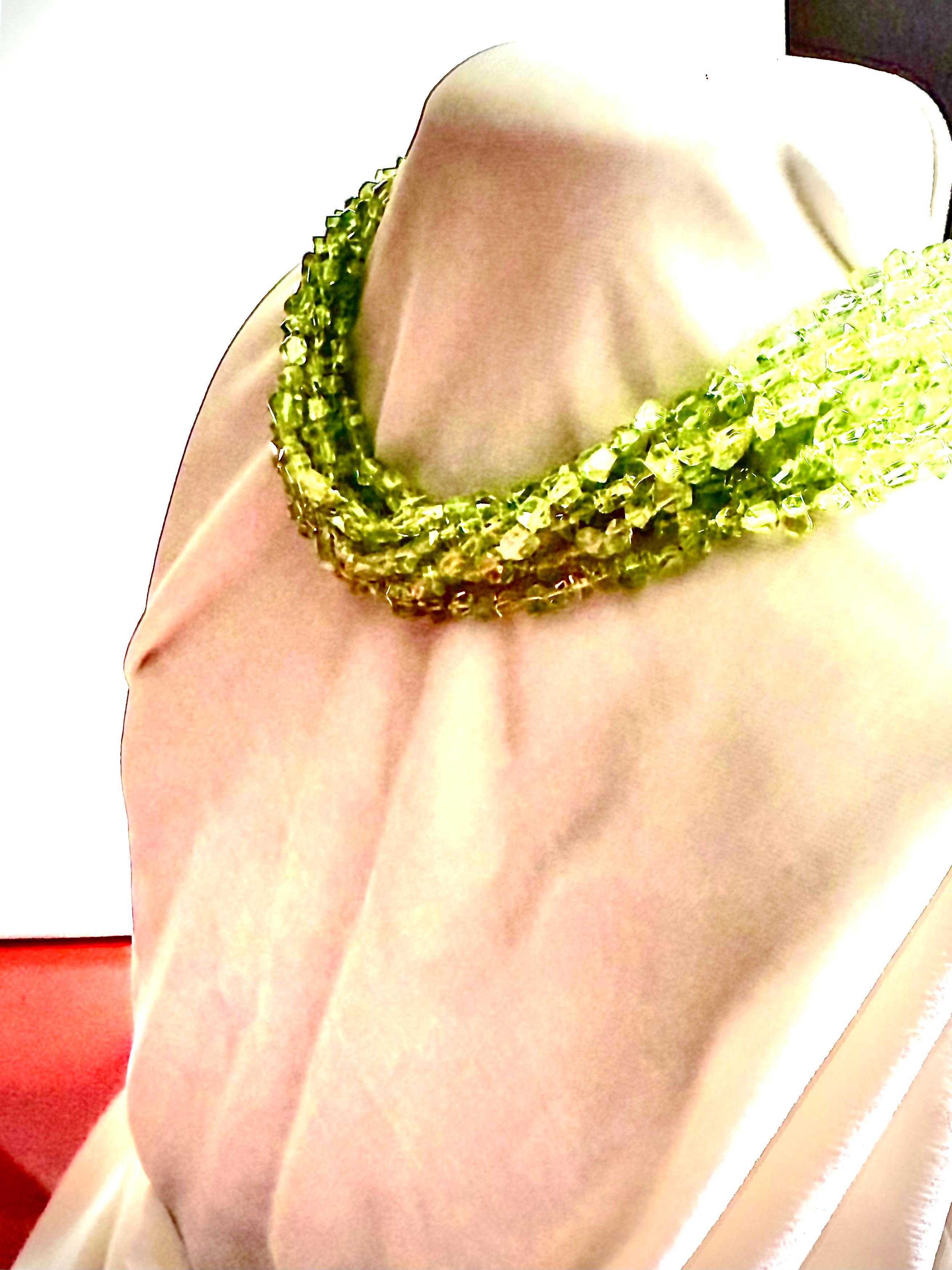 Collana a 8 fili di peridoto con chiusura a gancio e occhiello in argento sterling patinato in vendita 1