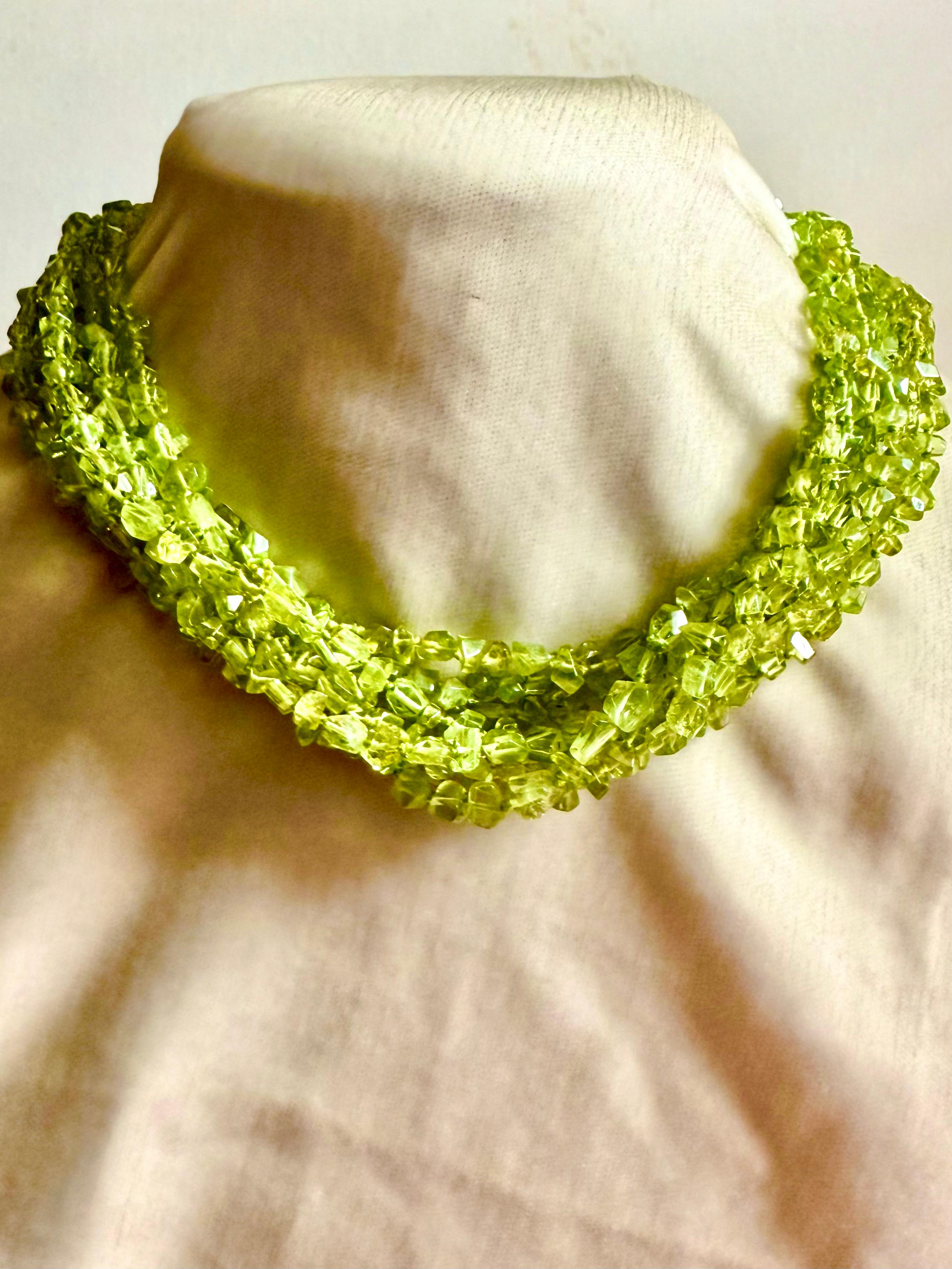 Collana a 8 fili di peridoto con chiusura a gancio e occhiello in argento sterling patinato in vendita 2