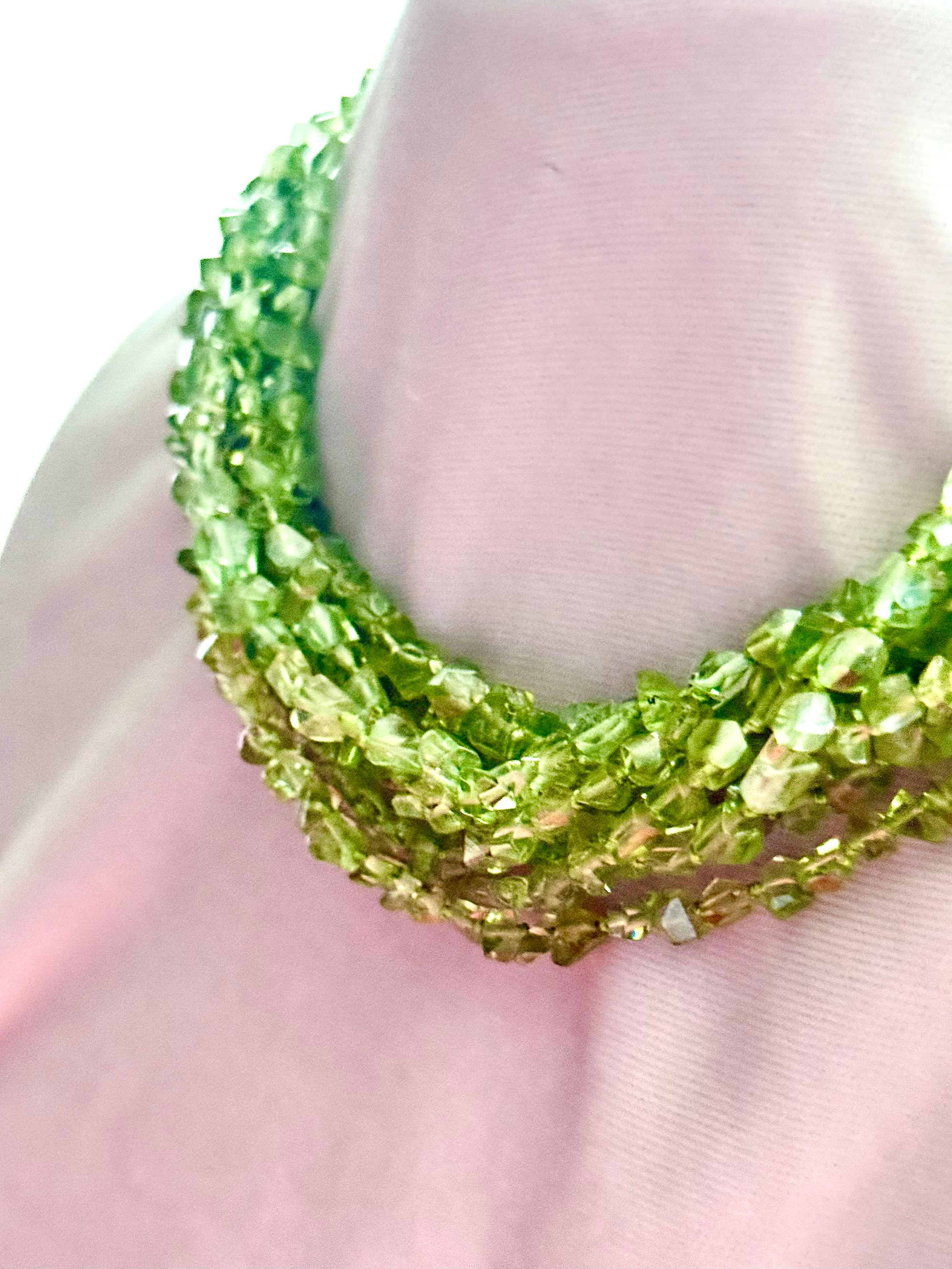 Collana a 8 fili di peridoto con chiusura a gancio e occhiello in argento sterling patinato in vendita 3