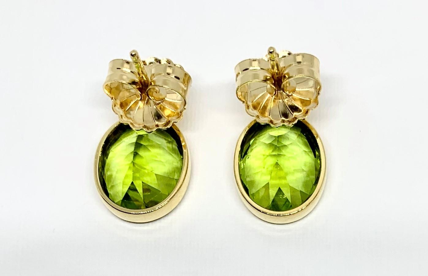 Women's or Men's Peridot and 18k Yellow Gold Drop Earrings, 9.70 Carats Total For Sale