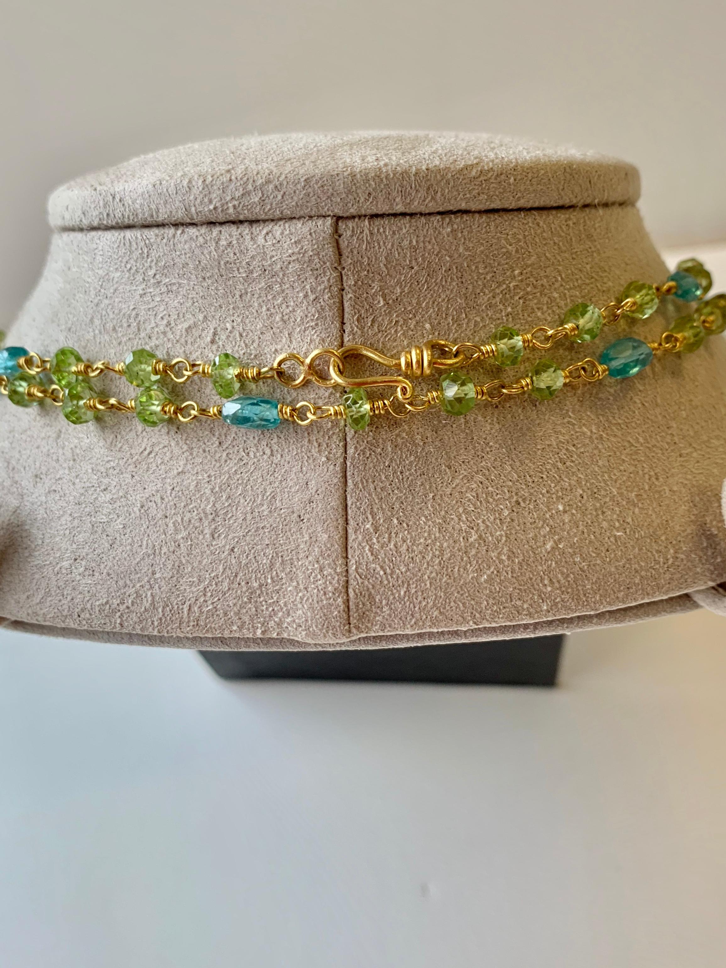 Halskette mit Peridot und Apatitperlen aus Gelbgold 22 Karat Gold (Kunsthandwerker*in)