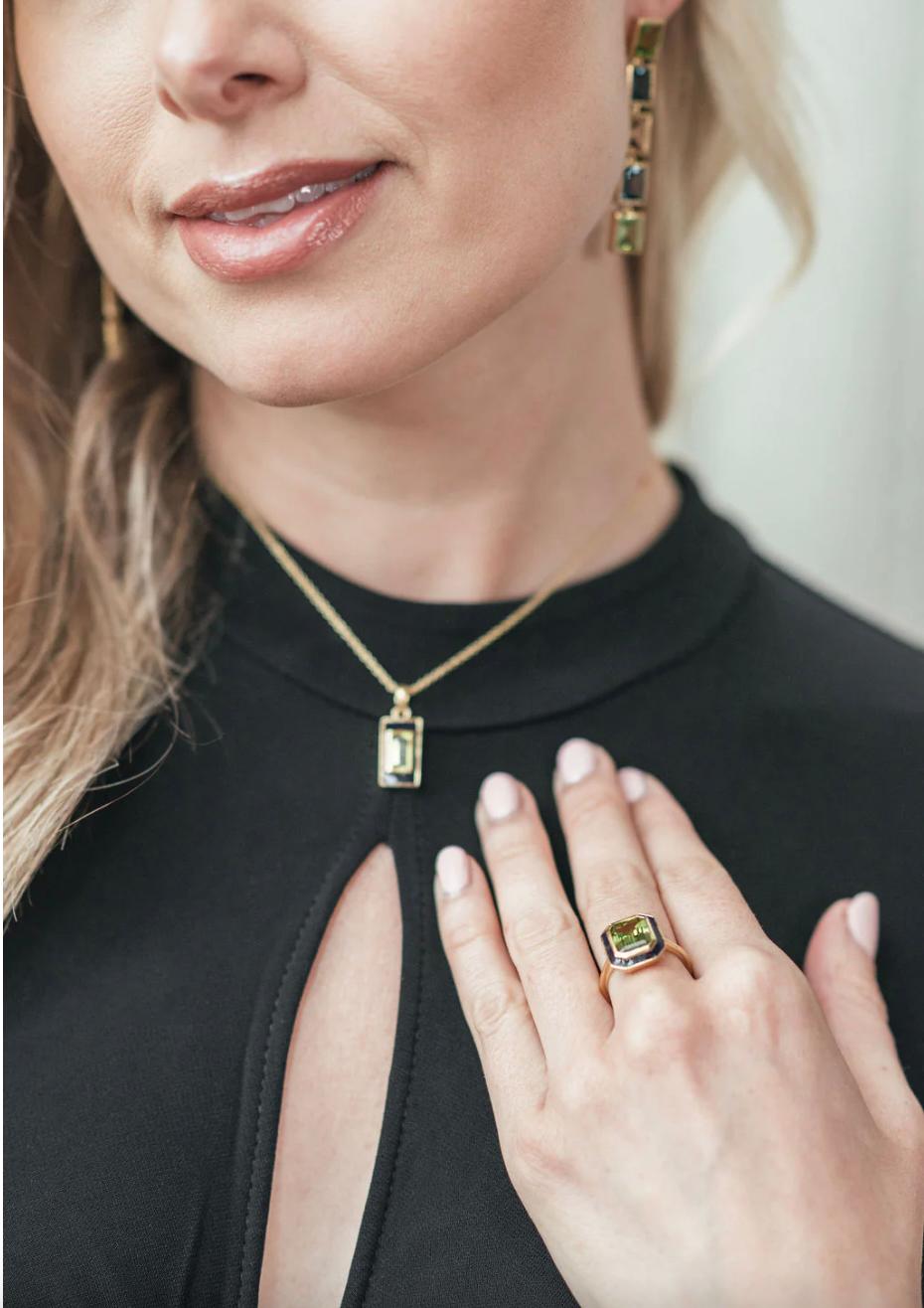 Combinando due dei colori più riconoscibili dell'aurora boreale, il verde e il blu, la nostra collana con peridoto e smalto blu è un pezzo forte della Aurora Collectional. 

Il bellissimo peridoto con taglio ottagonale è il cuore di questa collana