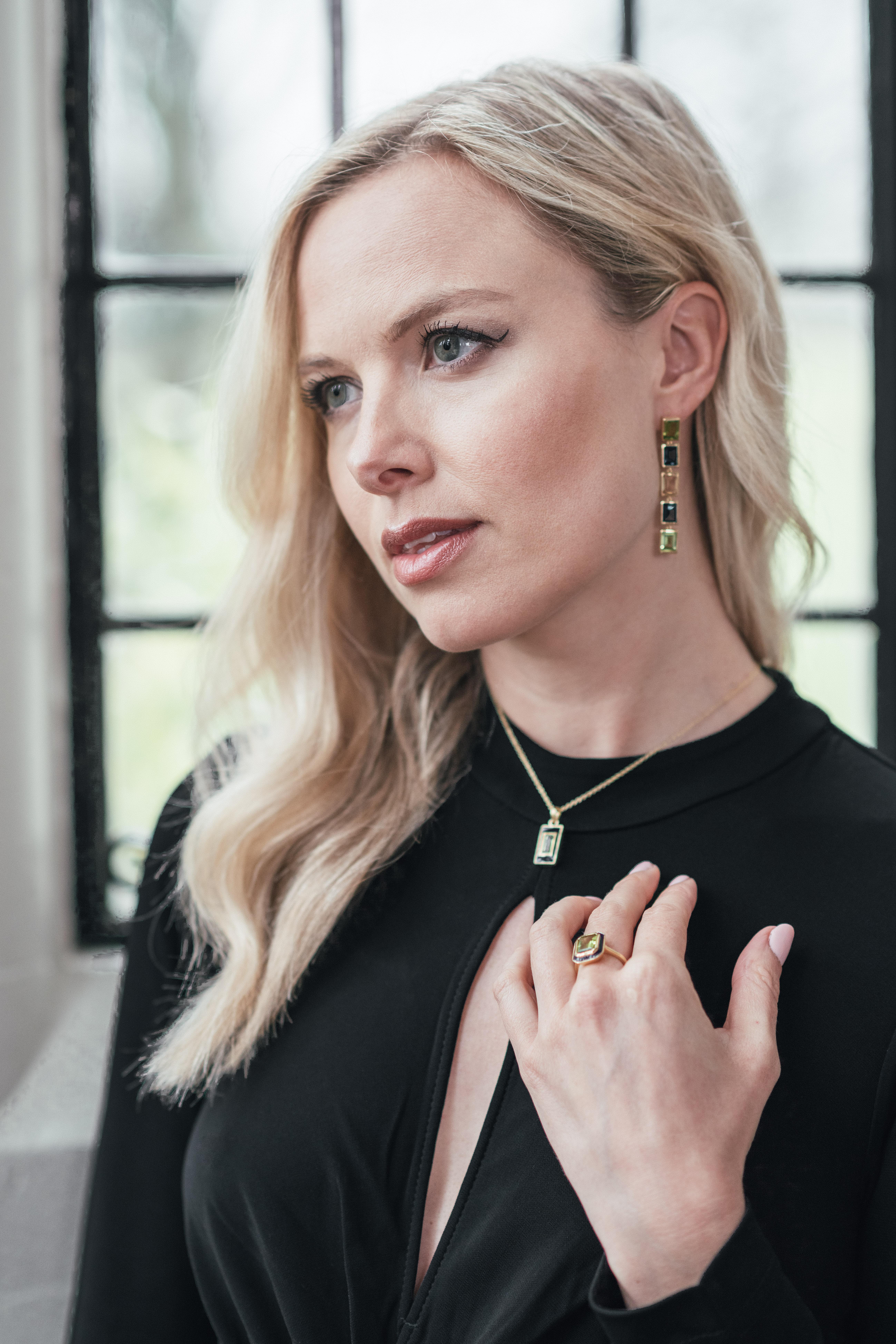 Collana con peridoto e smalto blu In condizioni Nuovo in vendita a London, GB