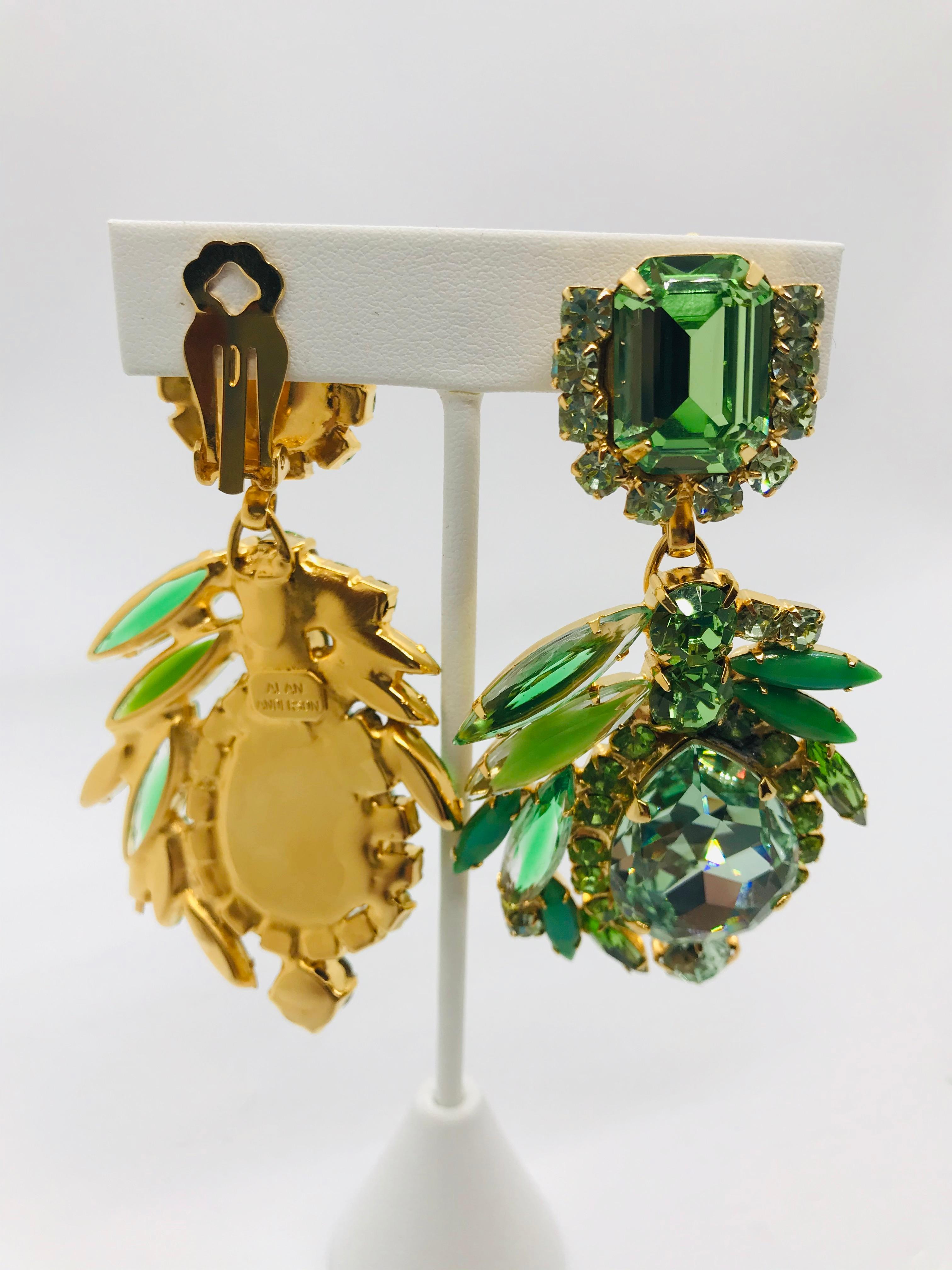 Peridot and Chrysolite Austrian Crystal Pendant Drop Earrings In New Condition For Sale In Toronto, CA