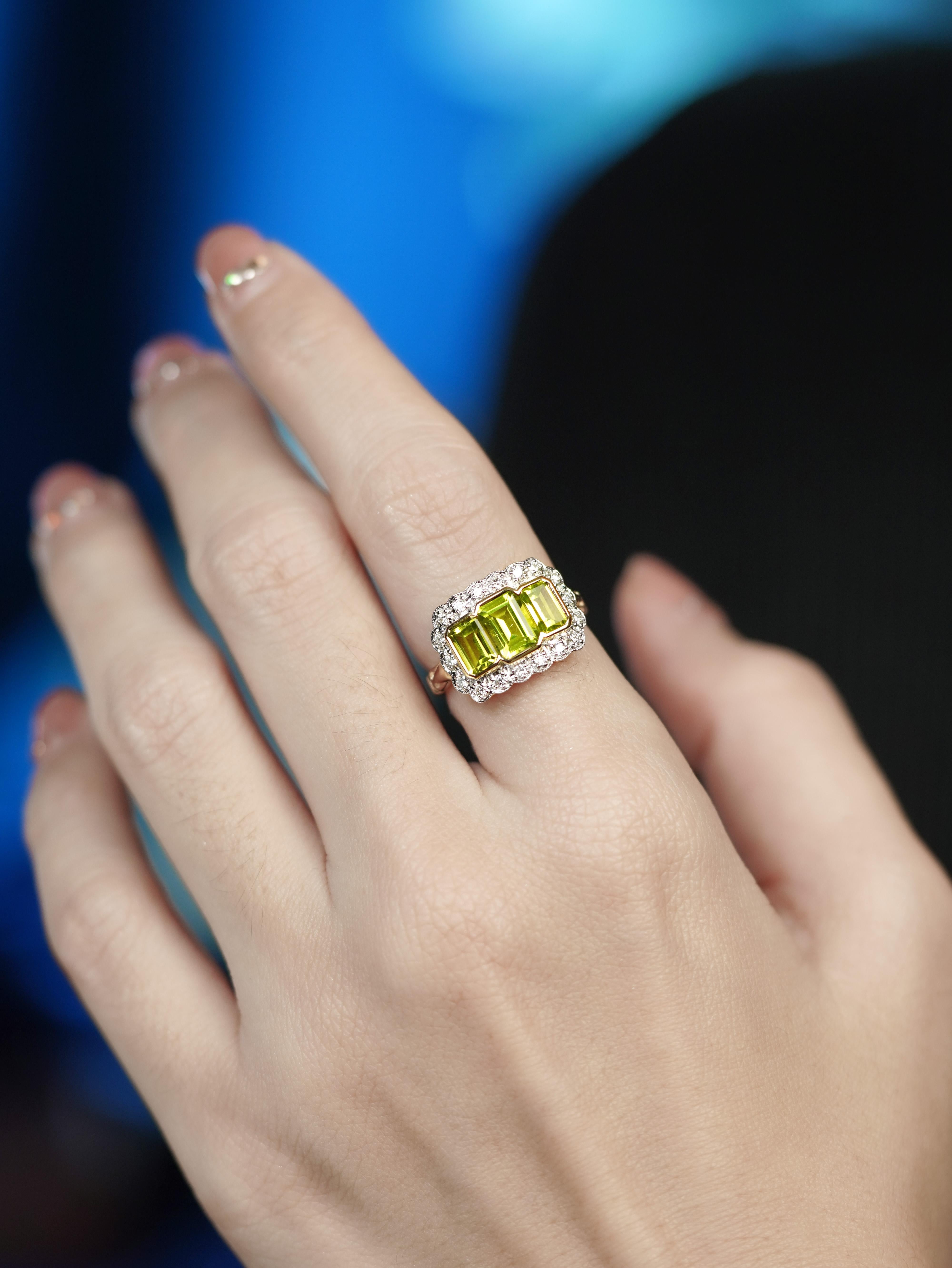 Taille émeraude Bague à trois pierres en or jaune 14 carats, péridot et diamant, style Art déco en vente