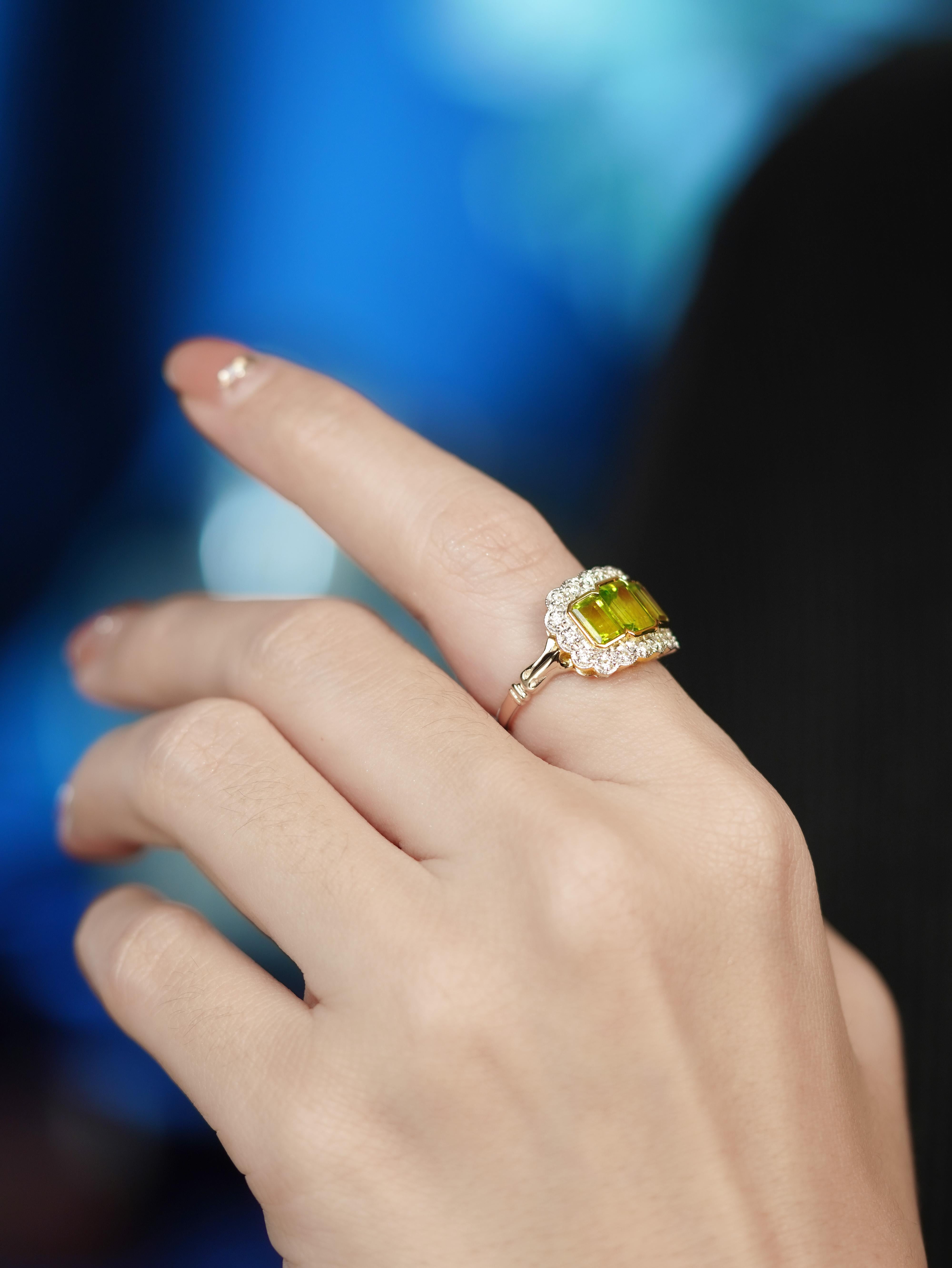 Bague à trois pierres en or jaune 14 carats, péridot et diamant, style Art déco Neuf - En vente à Bangkok, TH