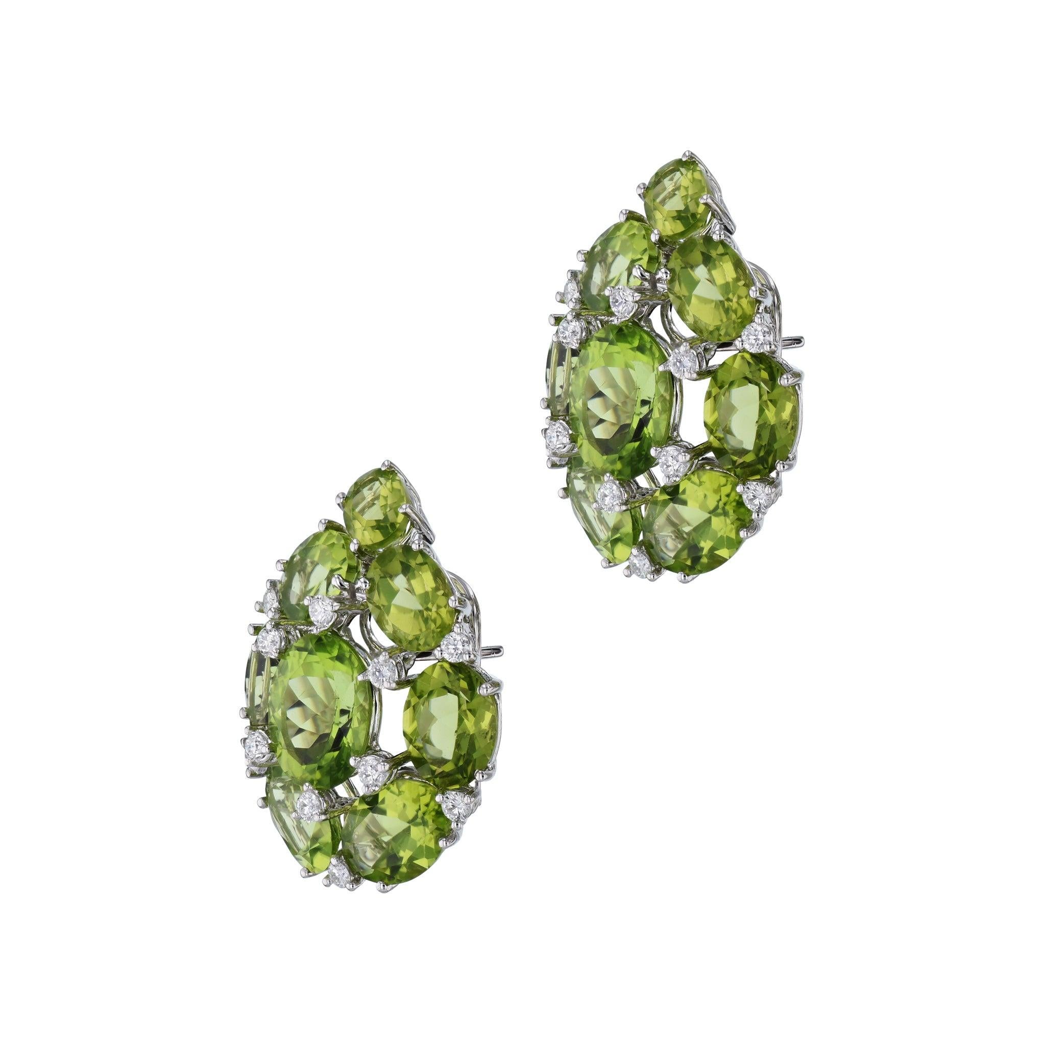 Diese prächtigen Peridot- und Diamant-Cluster-Ohrringe werden Ihre Ohren in unvergleichlicher Schönheit schmücken! Jeder Ohrring ist mit 8 Peridot-Steinen und Diamanten in Weißgold gefasst. Drücken Sie Ihren einzigartigen Stil und Glamour mit diesen
