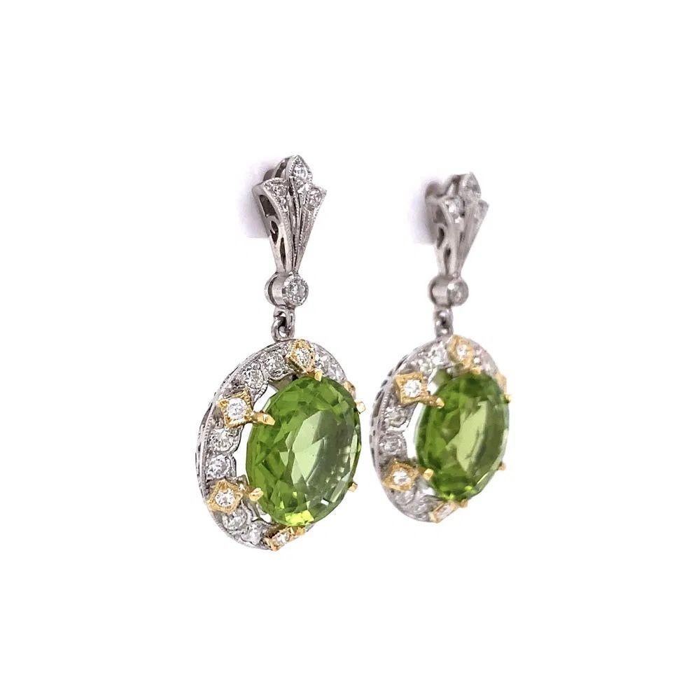 Einfach schön! Fein detaillierte Peridot und Diamant Platin auf 18K Gold Vintage Tropfen Ohrringe. Jeder Ohrring ist mit einem Peridot-Edelstein besetzt. Ca. 8,60tcw für beide. Kunstvoll umgeben von Diamanten, ca. 0,80 tcw. System Pfosten und