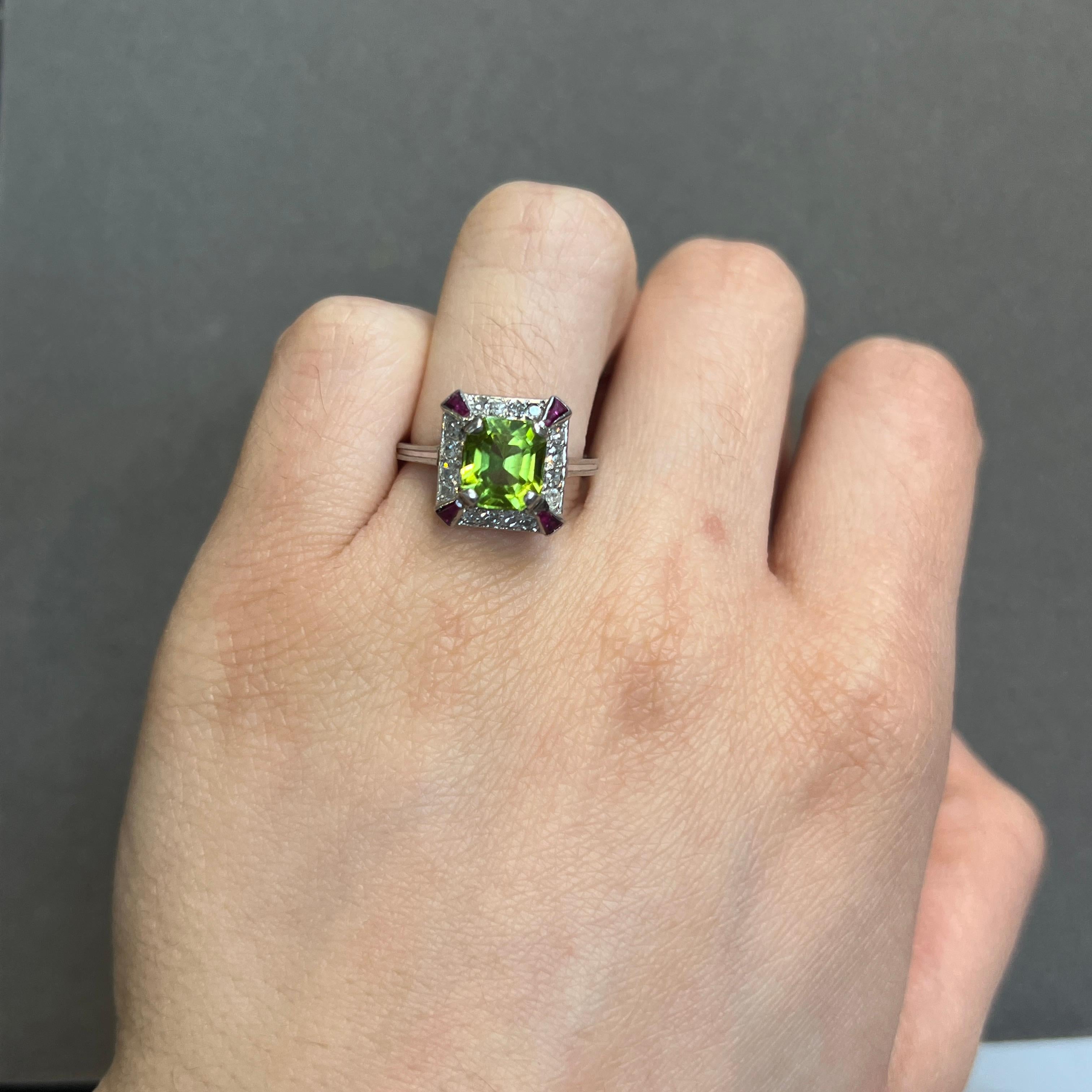 Peridot Ring  

Ein Ring mit einem Peridot im Quadratschliff, besetzt mit 12 Diamanten im Rundschliff und 4 Rubinen im Dreieckschliff. 

Ungefähres Gewicht des Peridots: 2,43 Karat
Ungefähres Diamantgewicht: .32 Karat
Ungefähres Rubingewicht: 0,20