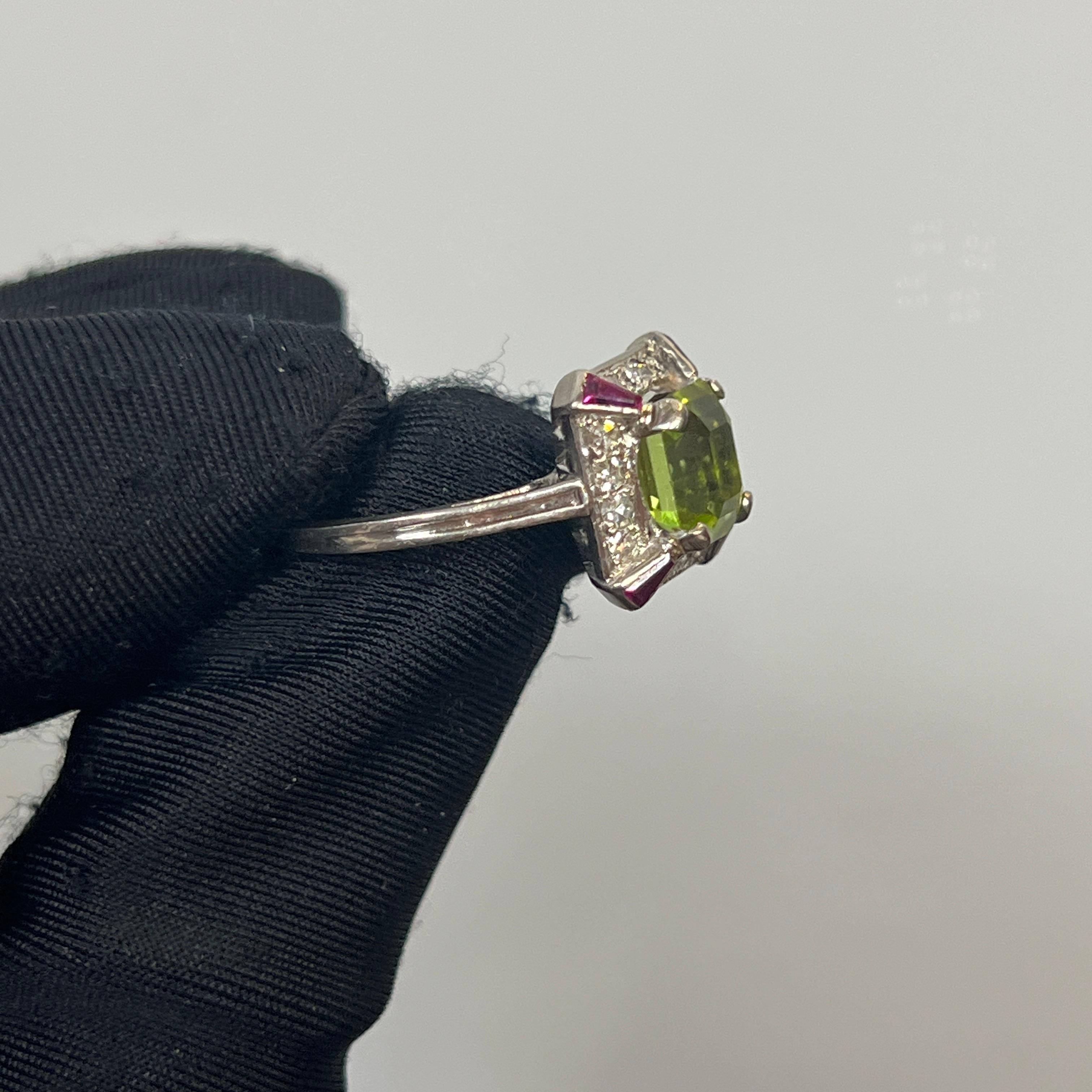 Ring mit Peridot und Diamant im Zustand „Hervorragend“ im Angebot in New York, NY